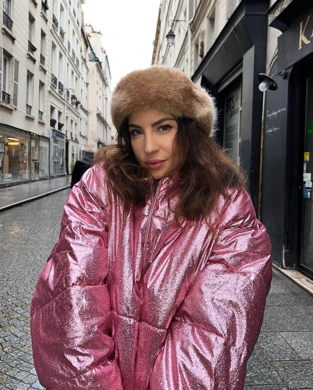ベティ・オウティエのインスタグラム：「Ma doudoune qui vient apporter un peu de Shine à la nuit éternelle de décembre ✨💫 Swipe à droite pour le revival bonnet des 90´s ( mais en version chic) 💁🏻‍♀️」