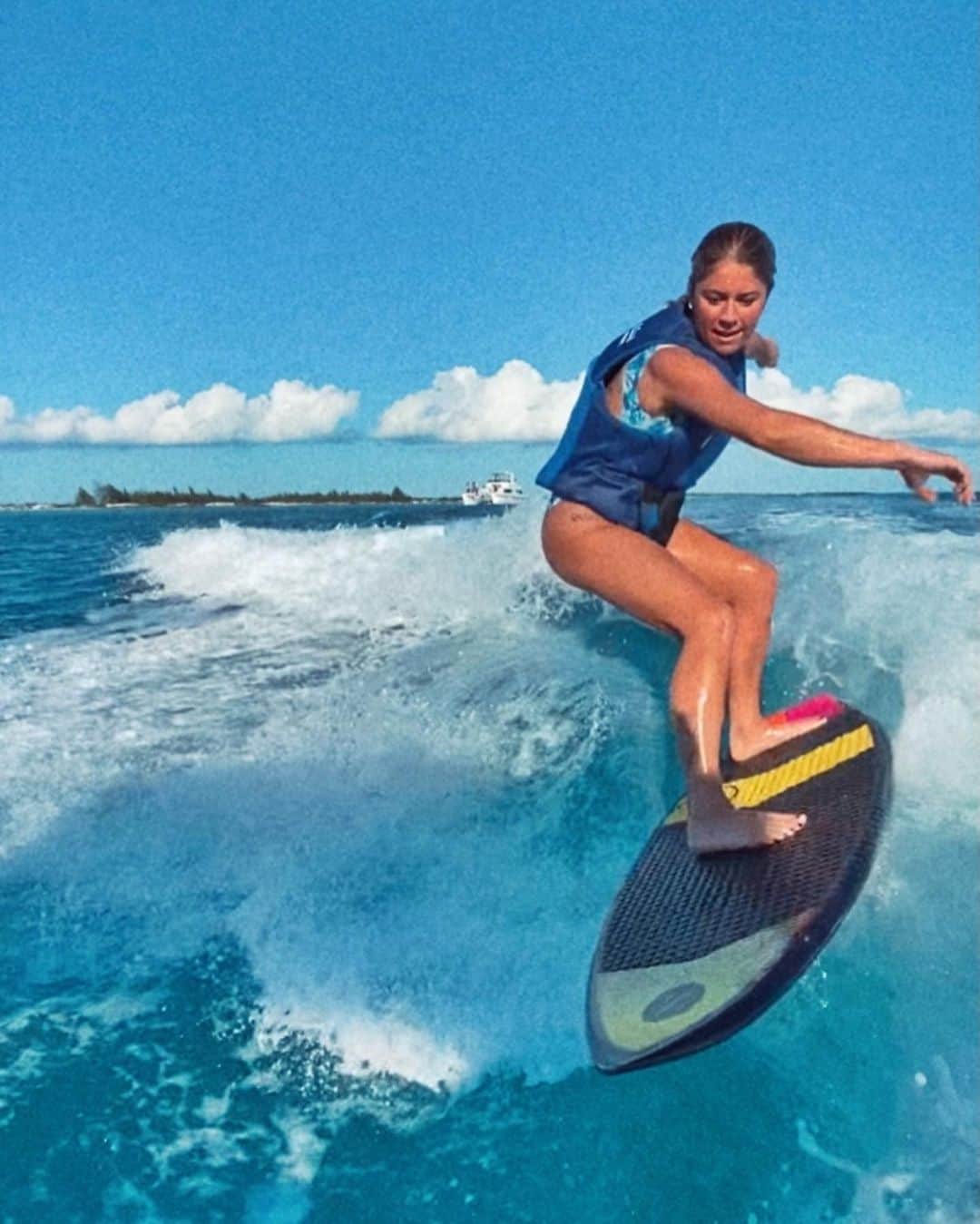 エリザベス・バイゼルのインスタグラム：「water sports > land sports   end of discussion.  (snowboarding is nice though)」
