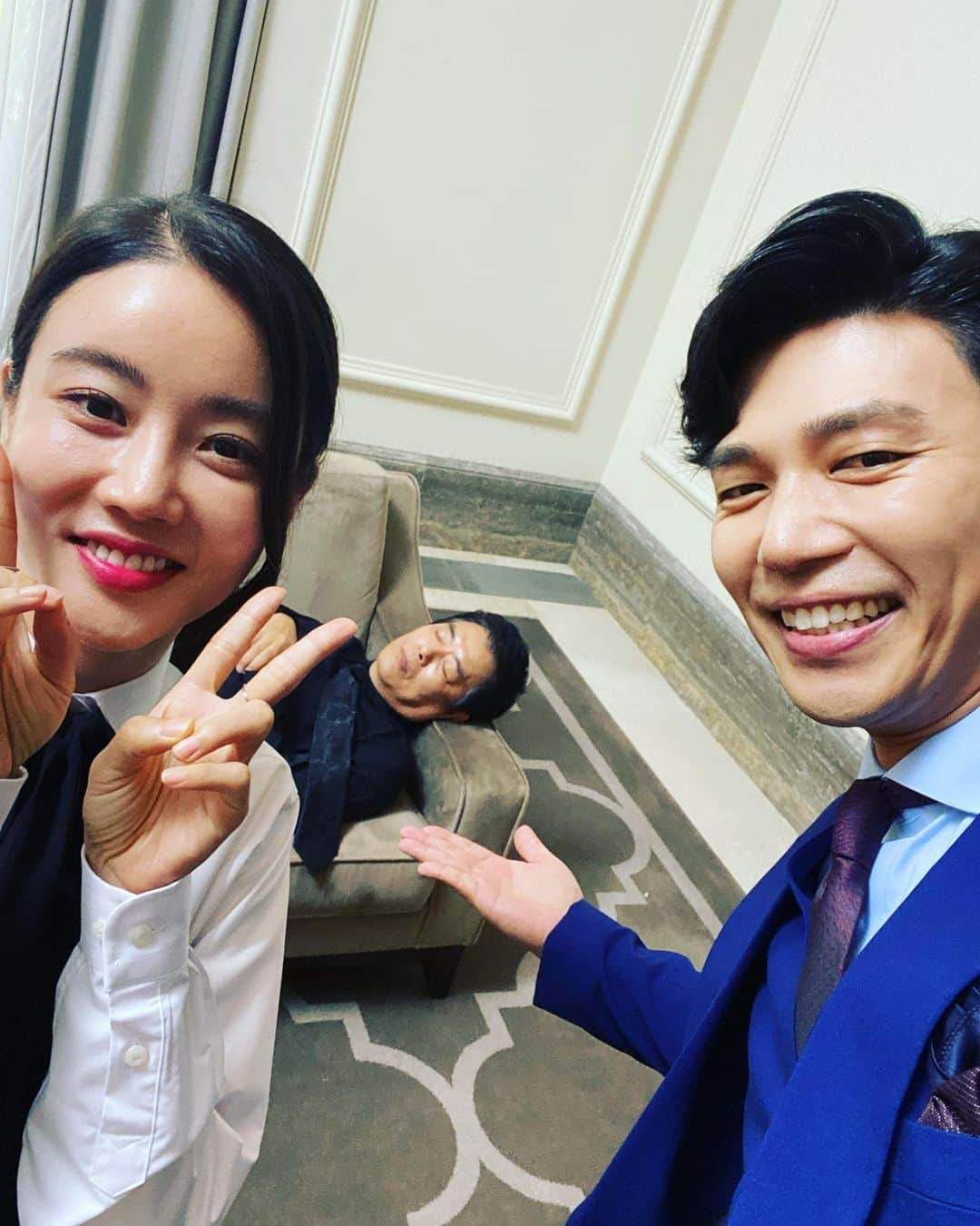 チ・スンヒョンさんのインスタグラム写真 - (チ・スンヒョンInstagram)「너무 피곤하셨던😂 하지만 즐거웠던 #커튼콜 현장!  오늘 밤 본방사수! 함께해요!😎」12月20日 12時24分 - seunghyun_1219