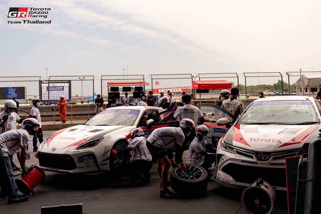 Toyota team thailandさんのインスタグラム写真 - (Toyota team thailandInstagram)「"TEAM WORK" คำที่ ARTO พูดย้ำเสมอกับนักแข่งและทีมงานทุกคน  และนี่คือบทพิสูจน์ที่หฤโหดของ TOYOTA Gazoo Racing team Thailand กับการทดสอบศักยภาพและจิตใจ ความเป็นน้ำหนึ่งใจเดียวบนเป้าหมายเดียวกัน การแข่งขันยาวนาน 25 ชั่วโมง ไม่มีการหยุดพัก อะไรๆ ก็เกิดขึ้นได้ ทีมต้องใช้ความสามารถและความอดทน ความเป็นผู้นำและผู้ตามที่ดี เพื่อที่จะผ่านอุปสรรค์นี้ไปให้ได้  “IDEMITSU 1500 SUPER ENDURANCE 2022”  Date: 17-18 December 2022 @Buriram International Circuit #TOYOTA #รถแข่ง #แข่งรถ #Endurance #Thailand #GazooRacing #มาราธอน #Altis #86 #Yaris #Ativ #นักแข่ง #มอเตอร์สปอร์ต #Champion」12月20日 10時59分 - toyotagazooracingteamthailand