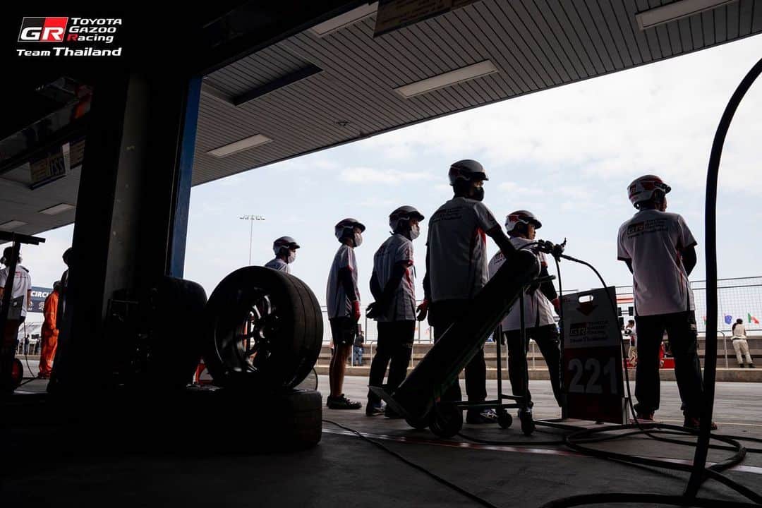 Toyota team thailandさんのインスタグラム写真 - (Toyota team thailandInstagram)「"TEAM WORK" คำที่ ARTO พูดย้ำเสมอกับนักแข่งและทีมงานทุกคน  และนี่คือบทพิสูจน์ที่หฤโหดของ TOYOTA Gazoo Racing team Thailand กับการทดสอบศักยภาพและจิตใจ ความเป็นน้ำหนึ่งใจเดียวบนเป้าหมายเดียวกัน การแข่งขันยาวนาน 25 ชั่วโมง ไม่มีการหยุดพัก อะไรๆ ก็เกิดขึ้นได้ ทีมต้องใช้ความสามารถและความอดทน ความเป็นผู้นำและผู้ตามที่ดี เพื่อที่จะผ่านอุปสรรค์นี้ไปให้ได้  “IDEMITSU 1500 SUPER ENDURANCE 2022”  Date: 17-18 December 2022 @Buriram International Circuit #TOYOTA #รถแข่ง #แข่งรถ #Endurance #Thailand #GazooRacing #มาราธอน #Altis #86 #Yaris #Ativ #นักแข่ง #มอเตอร์สปอร์ต #Champion」12月20日 10時59分 - toyotagazooracingteamthailand