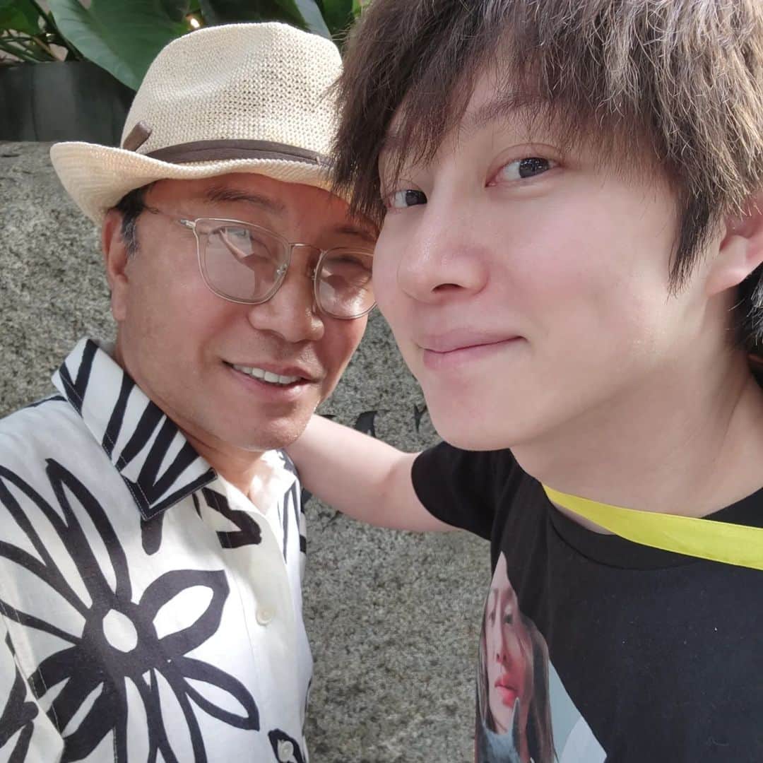 ヒチョルのインスタグラム：「내 인생의 반을 SM에 있었네🫣 20살 때 서울 올라왔는데 지금 40🫥  우리들의 영원한 프로듀서 이수만❤ 애드립과 꽁트계의 1티어 이수근🩷  이 사진 포토카드로 냈다가 까인 썰 푼다🫨」