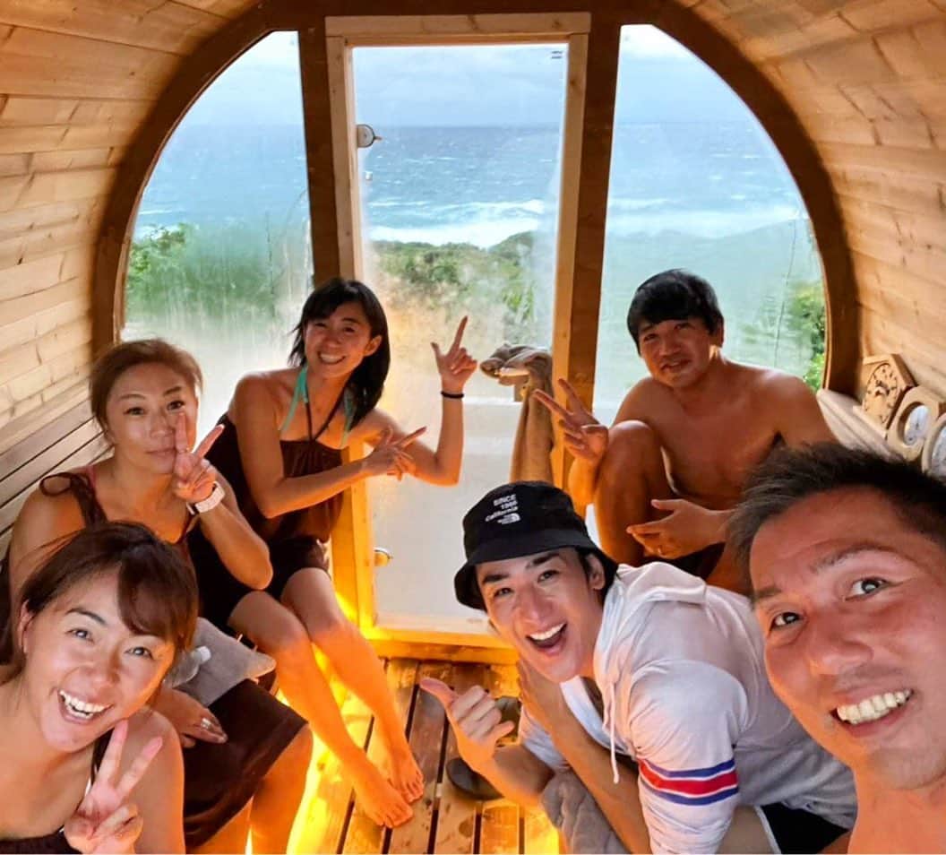 のインスタグラム：「沖縄古宇利島にあるこちら🏠  『Totonou  Space』  横山なおさん　@naohiro518  がととのうための素晴らしい施設作っちゃいました✨  サウナで海見ながらととのって、美味しいご飯を食べて、色んな話しをして、ホントにととのうスペースでした🤩  ジャスティン　@northernlakejp のお誕生日もみんなでお祝いして🥂みんなでゆいまーる❤️  こちらの『Totonou Space』ただいまなおさん絶賛クラファンで会員募集してます☝🏼興味がある方はこちら💁‍♀ https://funds.ctw-contents.com/totonou/about?ref=d  チェックしてみてね✨  #okinawa  #okinawalife  #beachlife  #sauna  #totonouspace #古宇利島  #仲間募集中」