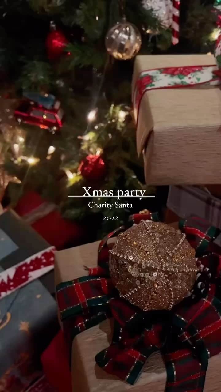 舟山久美子（くみっきー）のインスタグラム：「ほっほっほ〜🎅🎅🎅 とずって言ってた😂  サンタさんが来てくれてキッズ達はちょっぴり驚いてたけど、とっても良い思い出☺️🎄❤️  年に一度のXmas🎄 今年は休日なので街が賑わいそうだね🎁✨💕 世界中で笑顔が溢れますように…🙏🤍  #クリスマス #クリスマスパーティー」