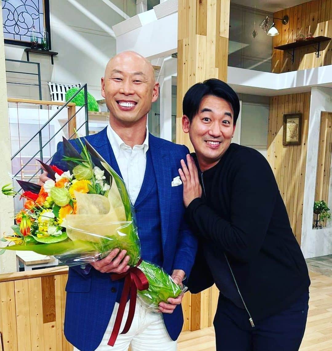 福本義久さんのインスタグラム写真 - (福本義久Instagram)「【ひちょりさんみんテレ、ラスト出演】  高校の野球部時代に憧れたファイターズ鉄壁外野陣の稀哲さんとまさか仕事ができるなんて🥺 初実況の時「今週のひちょりポイント」で告知してくださったり←そのときのフリップ大切に保管！ その他にも、相談に乗っていただいたり…稀哲さんの前で号泣したり…🫣  お世話になりすぎました！ ずっと憧れです！ありがとうございました！  @hichorimorimoto   #森本稀哲 さん #みんテレ #ラスト出演 #北海道日本ハムファイターズ #コーチ就任 #日本一 #UHB #アナウンサー #福本義久」12月20日 12時14分 - uhb_fukumoto