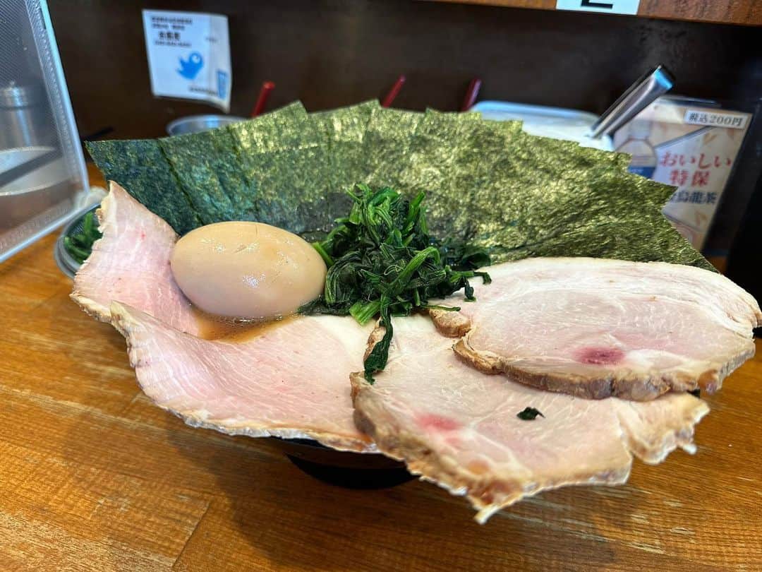rasuさんのインスタグラム写真 - (rasuInstagram)「末廣家  今日も行ってしまった🤤 今年1番通ったダントツに大好きなラーメン🤤🤤🤤  年内はスケジュール的にも微妙で今日が今年最後かもと考えたら次行けるのは2週間以上先…  それは辛すぎる😂😂😂 毎週食べたい絶品ラーメン🤤🤤🤤🤤  #末廣家 #家系ラーメン #家系 #ラーメン #超超うまい」12月20日 12時18分 - rashu_eat