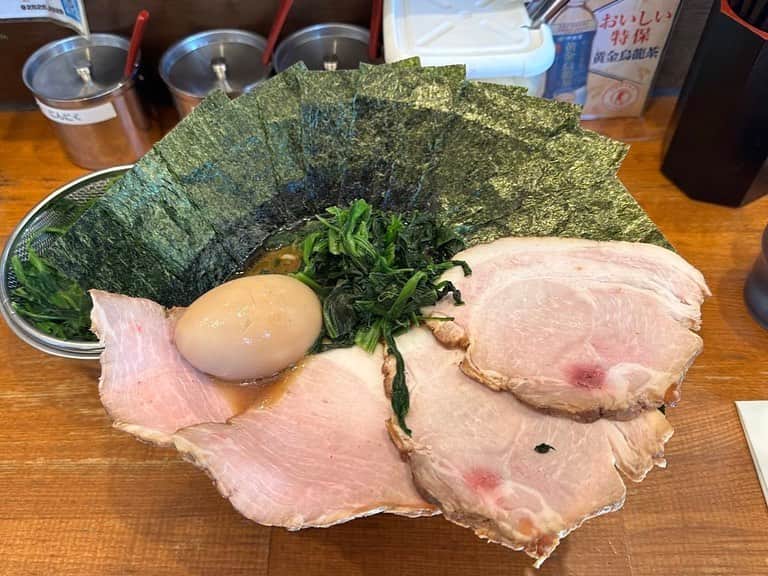 rasuさんのインスタグラム写真 - (rasuInstagram)「末廣家  今日も行ってしまった🤤 今年1番通ったダントツに大好きなラーメン🤤🤤🤤  年内はスケジュール的にも微妙で今日が今年最後かもと考えたら次行けるのは2週間以上先…  それは辛すぎる😂😂😂 毎週食べたい絶品ラーメン🤤🤤🤤🤤  #末廣家 #家系ラーメン #家系 #ラーメン #超超うまい」12月20日 12時18分 - rashu_eat