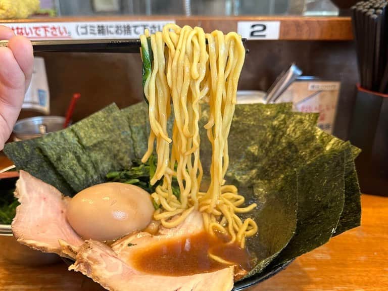 rasuさんのインスタグラム写真 - (rasuInstagram)「末廣家  今日も行ってしまった🤤 今年1番通ったダントツに大好きなラーメン🤤🤤🤤  年内はスケジュール的にも微妙で今日が今年最後かもと考えたら次行けるのは2週間以上先…  それは辛すぎる😂😂😂 毎週食べたい絶品ラーメン🤤🤤🤤🤤  #末廣家 #家系ラーメン #家系 #ラーメン #超超うまい」12月20日 12時18分 - rashu_eat