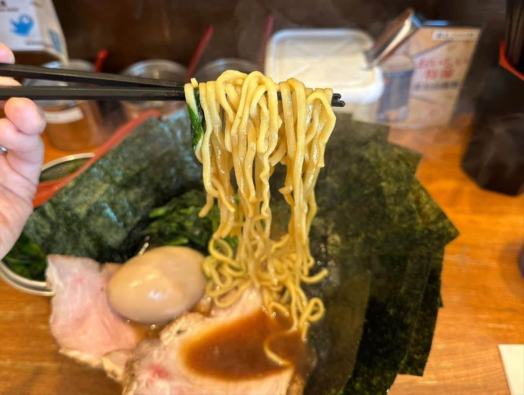 rasuさんのインスタグラム写真 - (rasuInstagram)「末廣家  今日も行ってしまった🤤 今年1番通ったダントツに大好きなラーメン🤤🤤🤤  年内はスケジュール的にも微妙で今日が今年最後かもと考えたら次行けるのは2週間以上先…  それは辛すぎる😂😂😂 毎週食べたい絶品ラーメン🤤🤤🤤🤤  #末廣家 #家系ラーメン #家系 #ラーメン #超超うまい」12月20日 12時18分 - rashu_eat