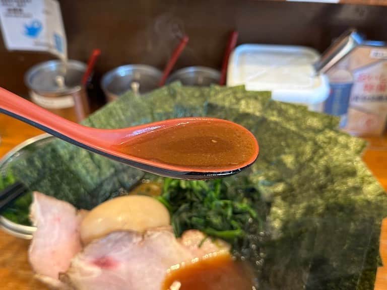 rasuさんのインスタグラム写真 - (rasuInstagram)「末廣家  今日も行ってしまった🤤 今年1番通ったダントツに大好きなラーメン🤤🤤🤤  年内はスケジュール的にも微妙で今日が今年最後かもと考えたら次行けるのは2週間以上先…  それは辛すぎる😂😂😂 毎週食べたい絶品ラーメン🤤🤤🤤🤤  #末廣家 #家系ラーメン #家系 #ラーメン #超超うまい」12月20日 12時18分 - rashu_eat