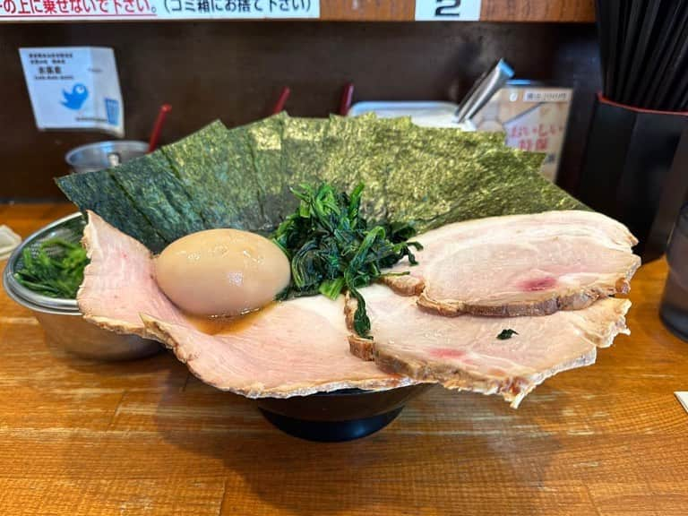 rasuのインスタグラム：「末廣家  今日も行ってしまった🤤 今年1番通ったダントツに大好きなラーメン🤤🤤🤤  年内はスケジュール的にも微妙で今日が今年最後かもと考えたら次行けるのは2週間以上先…  それは辛すぎる😂😂😂 毎週食べたい絶品ラーメン🤤🤤🤤🤤  #末廣家 #家系ラーメン #家系 #ラーメン #超超うまい」