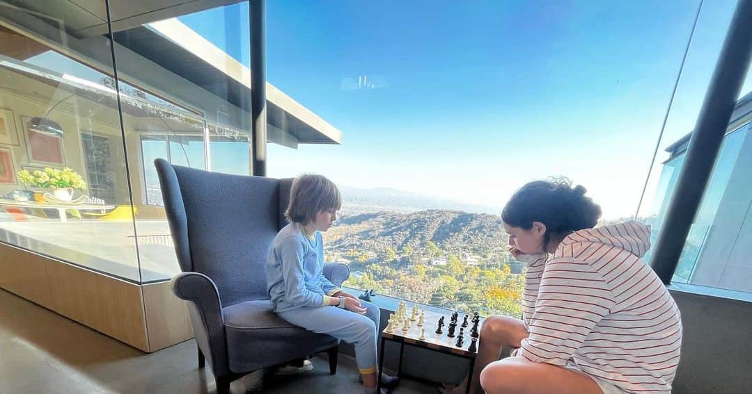 メアリー・マコーマックのインスタグラム：「Christmas break means chess with the cousins. Love these two 💙」