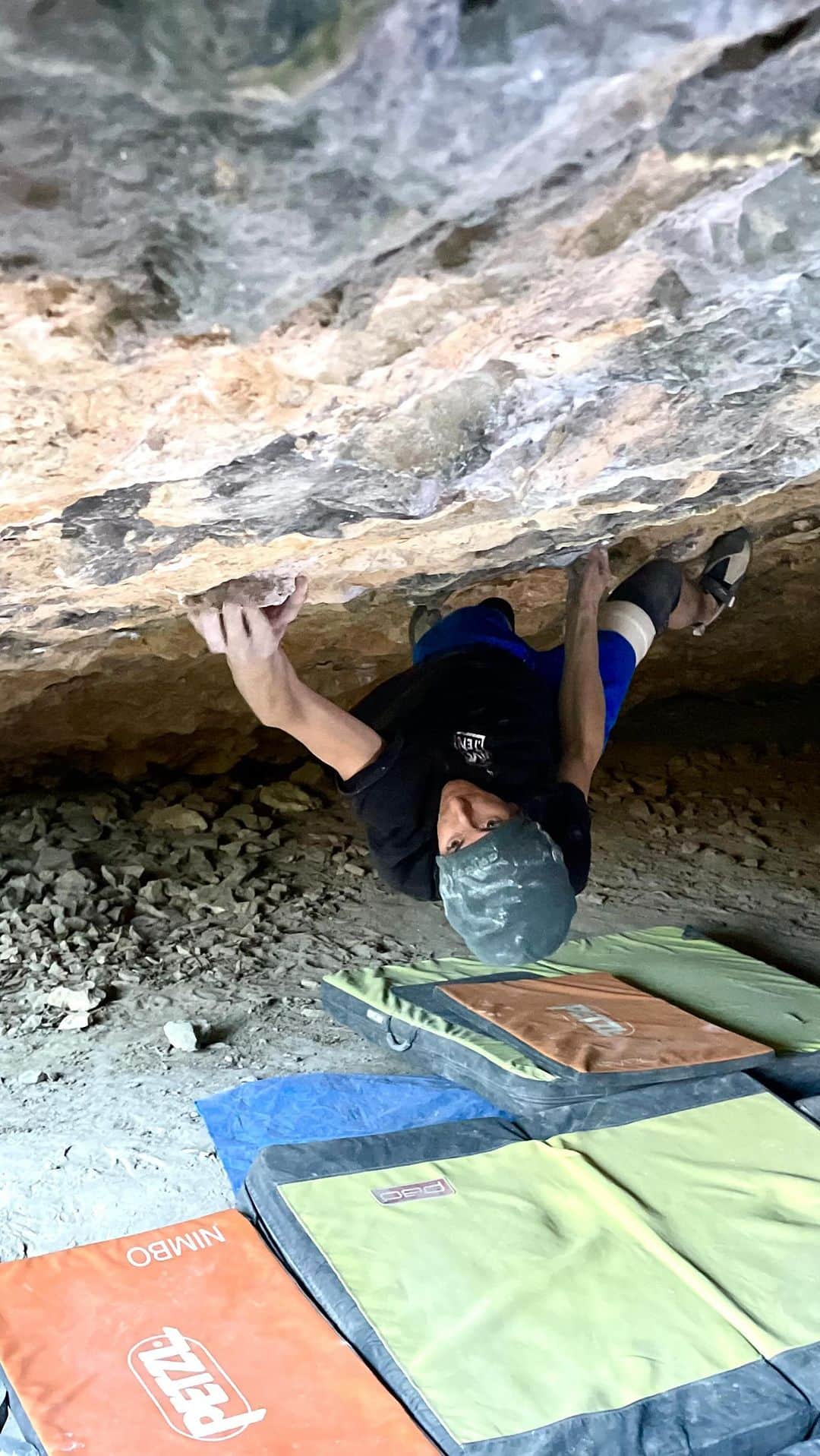 デイブ・グラハムのインスタグラム：「Cassim [8C] FA ⚔️ On November 2 I climbed a project of mine in the Ali-Baba cave in Rodellar 🥳 A true sit- start beginning at the base of the cave (in my opinion the most logical and integral line to do) it adds a technical, yet quite powerful 8A/+ boulder of 9 moves riddled with tensiony knee-scums directly into a super tricky and tense 8B 😅 The problem gives zero respite, cruising through crimps, pinches, and strange blocks, with a definitive crux revolving around a super tricky kneebar which only works to due a complicated array of toe-hooks 🤪 The boulder continues into the ending of Ali Baba, topping out the classic exit to the left. With around 35 hand moves, and many more foot moves, the level of resistance really adds to the difficulty, even though the moves get less difficult towards the ending, the super steep angle and lack of rests creates a rather unique challenge of not getting to exhausted and maintaining tension all the way until the final rest 😬 As I haven’t opened many hard boulders on limestone I’m less experienced grading problems on this type of stone, but it took me a considerable amount of tries over 10 days, and I had already put in about 10 sessions back in 2020. It felt way harder then long blocs in Switzerland I climbed recently, so lets what future repetitors think 🤔 I would go as far as saying it’s a style the suits me really well, as most of the cruxes are solved with your knees, and for those who may say its a route because it’s so long, I would disagree. Definitely a modern boulder problem, it happens to have a lot of moves not for its length or proportions, but more so because the intricate style of climbing 🙌🏻 I was always enchanted by this left flank of the cave, which from far away may not look to inspiring, but with a closer look the angle of the wall and hold-set is fuckin mega, and the fact its fully natural adds even more fuego 🔥 I was close to sending a harder line that I am super keen to go back and finish off. It seems to be a full grade harder in difficulty, and I could only manage to link it in two parts for this season 😵‍💫 Huge thanks to the homies in Rodellar and @alizee_dufraisse for the support 😘」