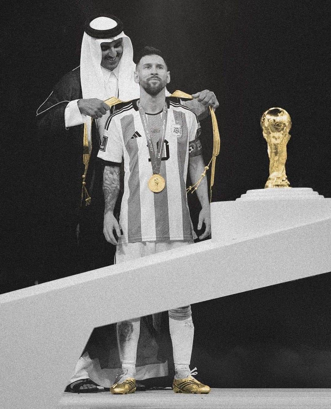 ロベルト・ペレイラのインスタグラム：「Estaba todo destinado 🙏🏾👑, el fútbol no te dio revancha VOS la fuiste a buscar, no se hizo justicia VOS hiciste justicia, admiración pura. Nunca te cansaste de insistir esto vas más allá de un partido de fútbol y bien merecido lo tenes.. mis nenes de 3 y 7 años todo el día messi messi, Como todo el mundo coreando tu nombre nenes Grande abuelos padres madres todo lo q te imagines , nosotros tuvimos la suerte de estar ahí gritar y festejar con ustedes es para toda vida literal, gracias… Maradona Messi Maradona Messi.. los 2 sii los 2 por qué en un solo mundo con no se cuantos países con miles de millones de personas ustedes 2 son nuestro siii ARGENTINO PAPAAAA los dioses del fútbol nacieron en nuestro país, hay q estar orgulloso.. siempre orgullosos de mi país, un país loco cuando se trata de fútbol, somos sin límites me encanta ❤️🇦🇷😍🙏🏾🙌🏽⭐️⭐️⭐️ VAMOS ARGENTINA CARAJO!! DISFRUTEMOS FELICITACIONES A TODOS 🙌🏽🙌🏽🙌🏽🇦🇷❤️🇦🇷❤️」