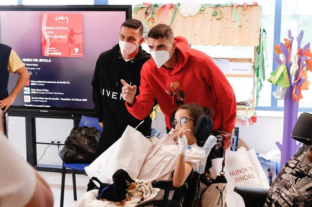 エリク・ラメラのインスタグラム：「Regalando cariño a niños que lo necesitan. Dios los bendiga y ojalá se recuperen guerreros … fuerzas ! ❤️❤️ @sevillafc 🔝」