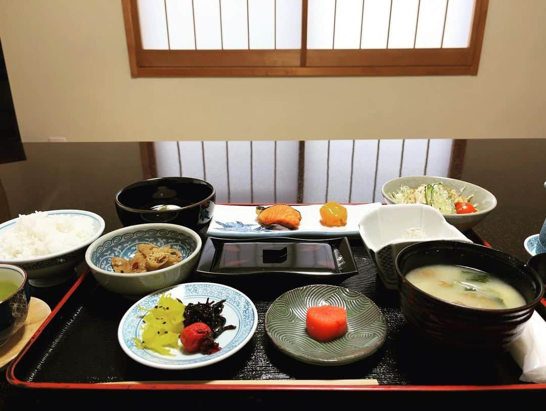 名越康文さんのインスタグラム写真 - (名越康文Instagram)「#亀乃屋の最高の朝ご飯 #朝ご飯シリーズ #原木なめこ汁  #亀乃屋 #篠栗 #遍路宿 #福岡グルメ #福岡 #大師煎餅 #弘法大師」12月20日 8時58分 - nakoshiyasufumi