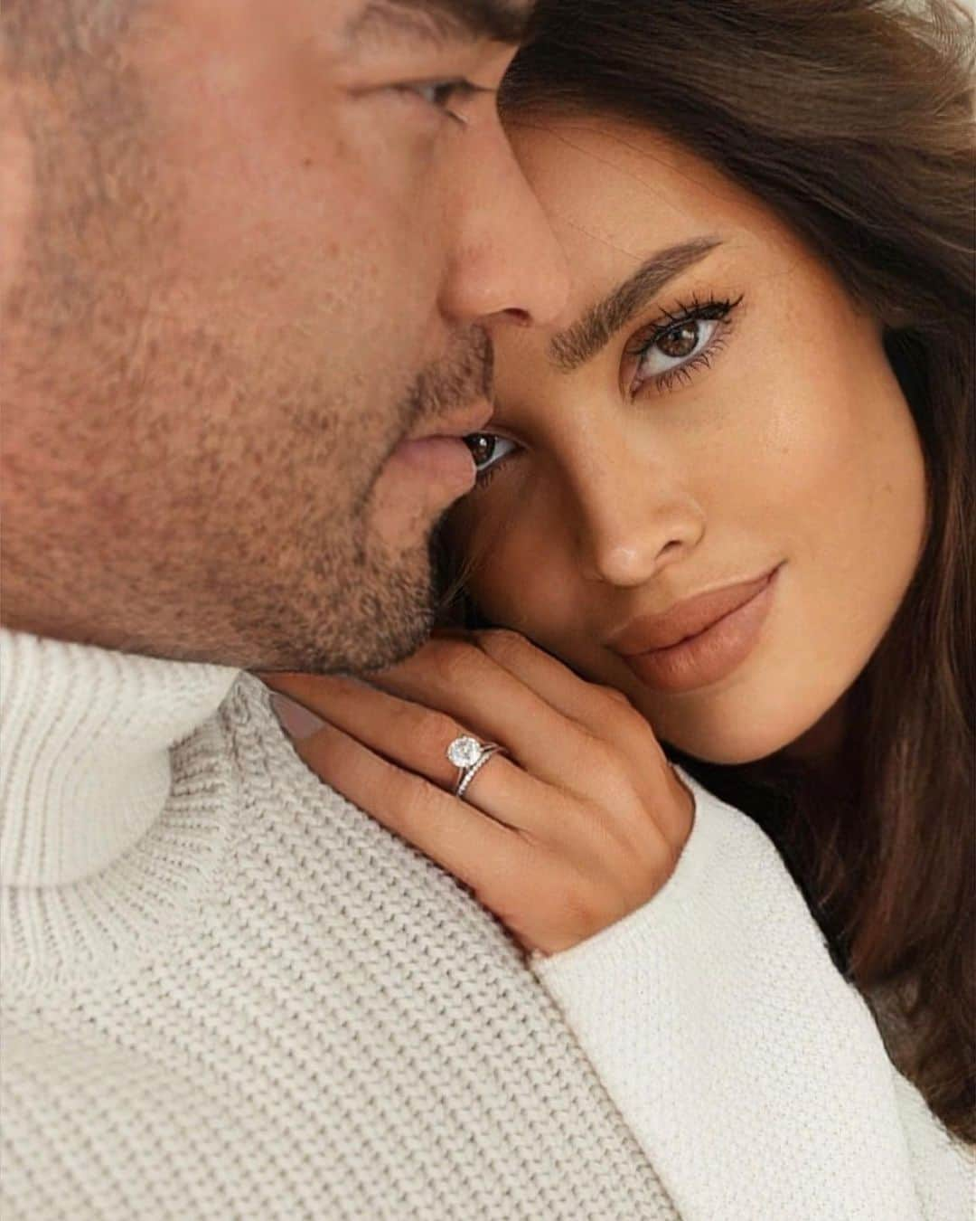 サラ・ステージのインスタグラム：「I was yours since the moment I saw you 🤍   @momentwishjewelry #momentwish #moissanite #moissanitejewelry #engagementrings #earrings #Christmas #christmaspresent  code: SARAMW10」