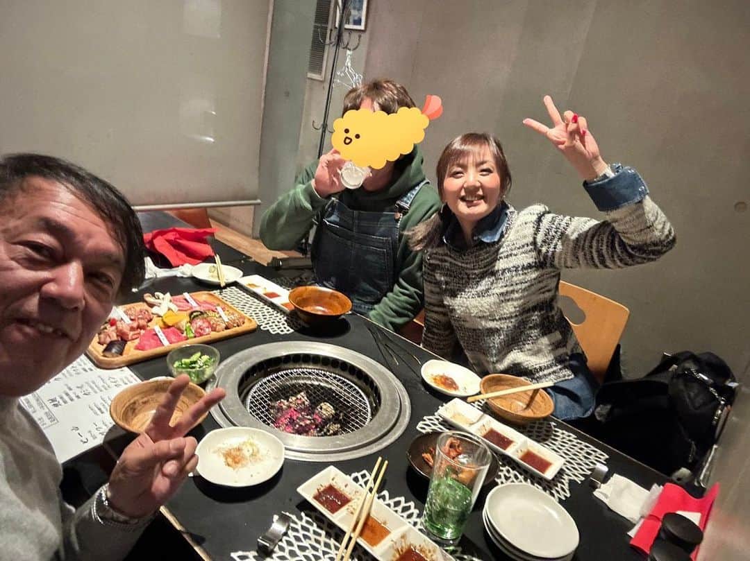 真矢のインスタグラム：「・ ・ まいど🤚 やっと投稿できるようなネタができました😂  昨夜は、お仕事中の『真矢撮り』でお馴染み、大西カメラマンと小田原ディナー🍽😆  ずっとご飯行こう行こうって言ってて、やっと実現🤭  1年経っちゃったけど〜って、結婚のお祝いをしてくれました〜🥺💐🎁  さすがカメラマン📸 ちょっとでも映えそうなスポットを見つけると、 『はい！そこ立って！そこ座って！』とめっちゃ写真撮ってくれた🤣🤣🤣  晩御飯の『真矢メシ』をストーリーに上げるぐらいしか、ネタのない私には、とってもありがたい🤣🙏✨‼️  食べ過ぎたので散策して、ゲーセン行って、カフェして帰宅🚃  どこもかしこも21:00閉店で、カフェ難民になりましたが、楽しいひとときでした😚♪  小田原のお父さん🎅 ありがとうございました👨‍👧‍👦 また小田原の良い所教えてね〜🥳  PHOTO: Yukihito Onishi (@you.onishi )  ✴︎ ✴︎ #小田原 #小田原駅  #小田原和牛屋 #ご縁に感謝  #ご馳走様でした」