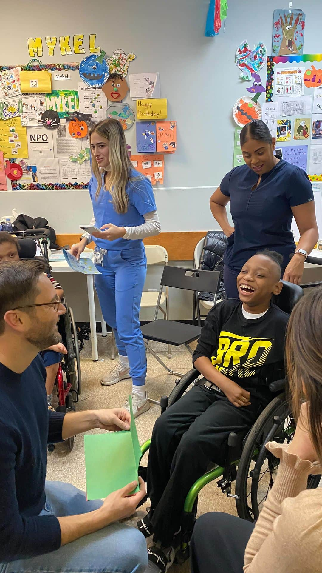 ライアン・エゴールドのインスタグラム：「Honored to share that I got to spend time with the incredible students and staff at the iBrain campus in Brooklyn. So deeply inspired by the genuine warmth and love from these kids as well as the amazing generosity and care of the staff who are providing not only academic education but physical therapy, music therapy and so much more.  These kids are so special, their desire to connect with the world is so palpable and I felt really lucky to be able to spend a little time with them. If you want to know more please go to the LINK in my bio and if you’re feeling extra generous this holiday season feel free to hit the DONATE button and contribute to the amazing work they are doing. I was so inspired and I hope you are too :) Happy holidays to all 🎄❤️🎄」