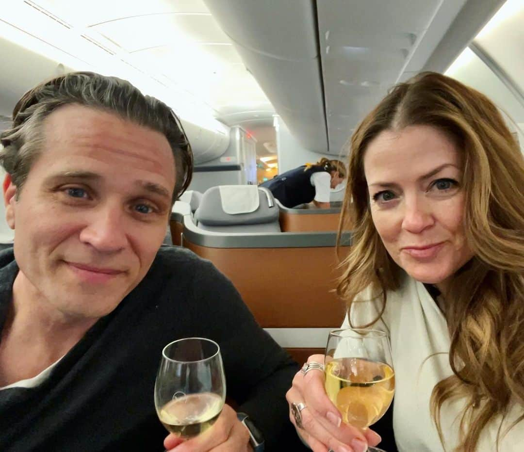 ジュリアナ・デヴァーのインスタグラム：「Merry Christmas and Happy New Year from the Devers!  Signing off from the top deck of a 747 ✈️   May your 2023 be filled with good health, joy, laughter, random song breaks, dance parties, and lots of adventure!  Cheers 🥂」