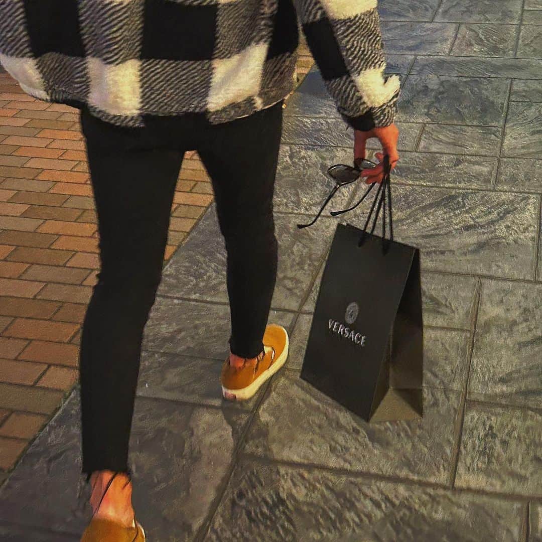 鵜澤千尋さんのインスタグラム写真 - (鵜澤千尋Instagram)「𝑀𝑜𝑛𝑜𝑡𝑜𝑛𝑒 𝐶𝑜𝑜𝑟𝑑𝑖𝑛𝑎𝑡𝑖𝑜𝑛 ・ ・ ・ この服装女子ウケ抜群でしょ!!!!!! 2枚目にアウタータグ付けしてあるから男子買った方がいよ👍  んな事より、初VERSACE🐍  #大人 #大人カジュアル #大人コーデ #白黒 #白黒コーデ #バッファロー #ボア #モノトーン #モノトーンコーデ #ダメージデニム #ダメージジーンズ #shein #uniqlo #azul #prada #vans #versace #オシャレ #オシャレさんと繋がりたい #instagram #followforfollowback」12月20日 21時47分 - chihi.0724