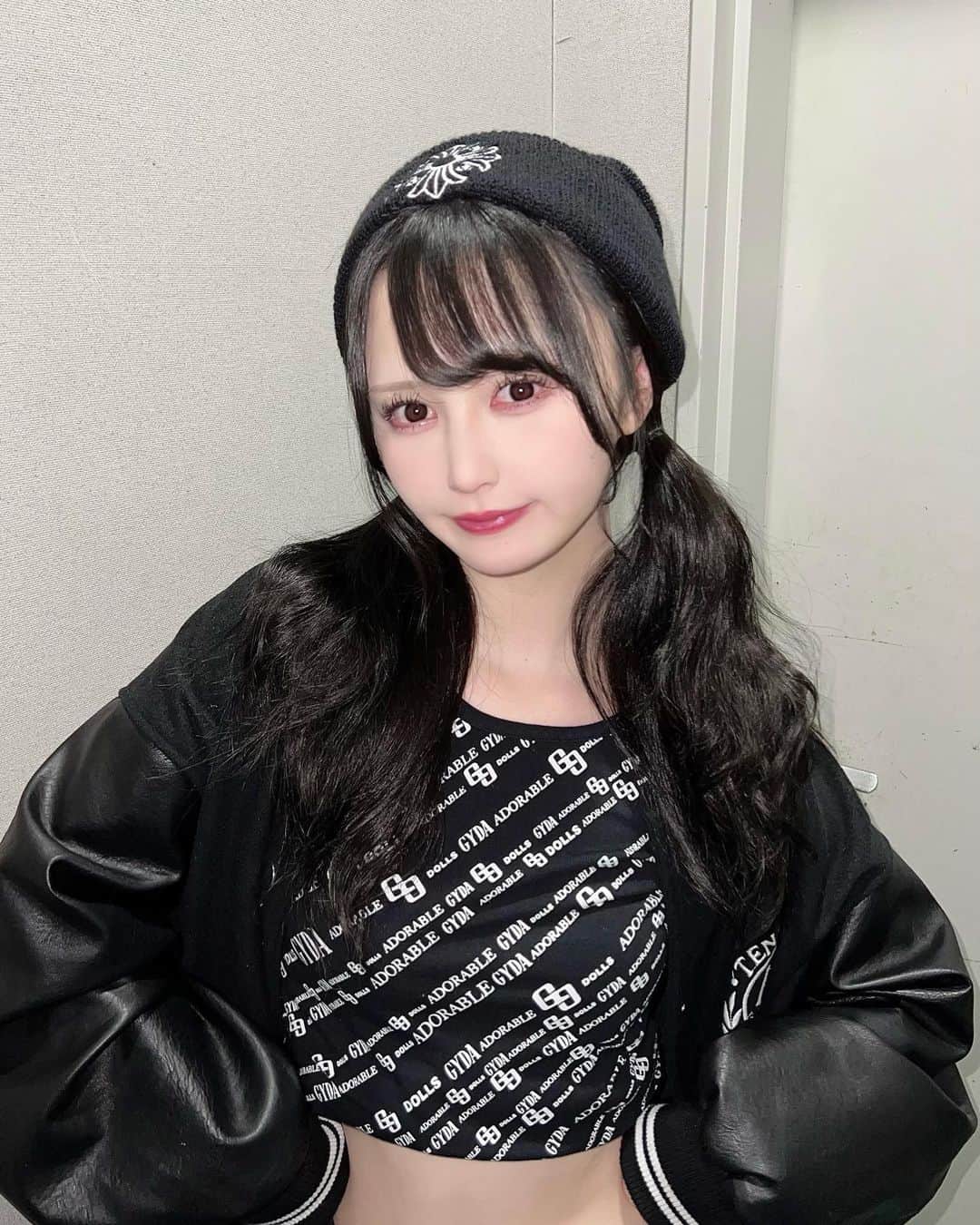 山本望叶のインスタグラム：「#ootd #code #コーデ #モノトーンコーデ #ブラックコーデ #ニット帽 #スタジャン #chromehearts #クロムハーツ #emoda #gyda #uniqlo #ユニクロ #ツインテール」