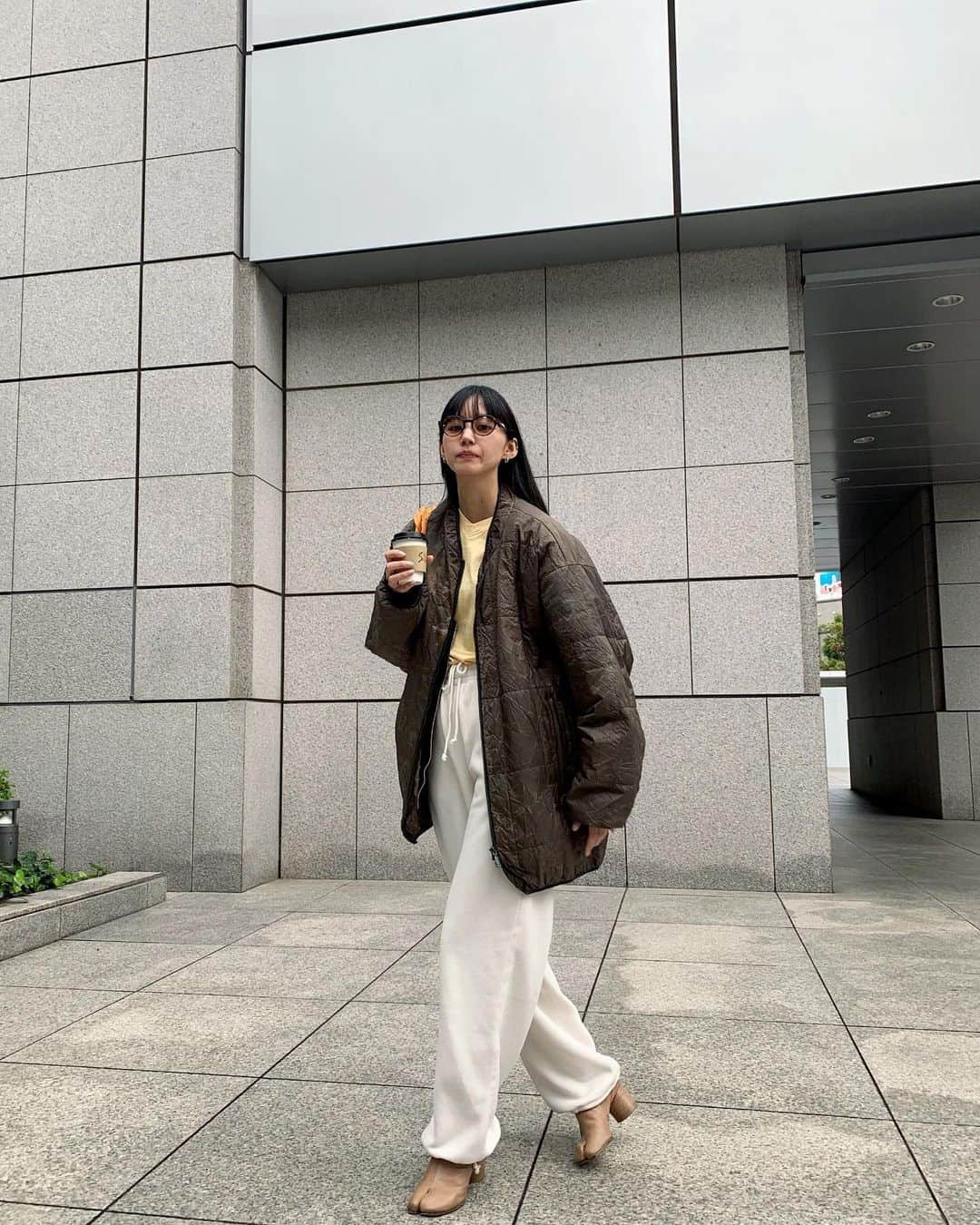Shiho Sasakiのインスタグラム：「いつかの私服🤍 真っ白なパンツ探してて、 最近ゲットしたお気に入りのフリースパンツ🐻‍❄️  やっぱりウエストゴムって最高🫰🏻  #MOUSSY#MOUSSYSNAP」