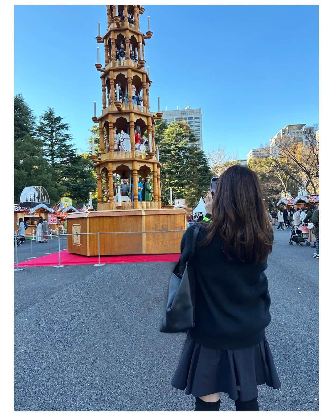 吉竹史さんのインスタグラム写真 - (吉竹史Instagram)「日比谷公園にて開催中の東京クリスマスマーケット🎅🎄🎁  ２５日まで開催中とのこと。 次は夜ライトアップされた状態を見に行ってみようかな🎄✨  いつか本場ドイツのクリスマスマーケットを見に行くのが夢🥨  #日比谷公園　#東京クリスマスマーケット #クリスマスマーケット　 #christmasmarket #tokyo」12月20日 20時50分 - fumi_yoshitake