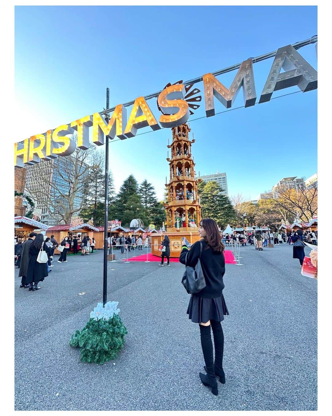 吉竹史のインスタグラム：「日比谷公園にて開催中の東京クリスマスマーケット🎅🎄🎁  ２５日まで開催中とのこと。 次は夜ライトアップされた状態を見に行ってみようかな🎄✨  いつか本場ドイツのクリスマスマーケットを見に行くのが夢🥨  #日比谷公園　#東京クリスマスマーケット #クリスマスマーケット　 #christmasmarket #tokyo」