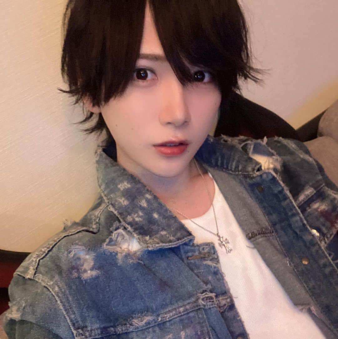 榊原尚のインスタグラム：「黒と呼ぶにはあまりにも鮮やかで赤と呼ぶにはあまりにも残酷な恋。   #かわいい #かっこいい #フォロー #フォローミー #me #l4l #instafashion #instagood #instagram #instagramers #selca #selfy #selfie #insta #instalike #follow #followme #likeforlike #f4f  #山田涼介 #heysayjump #ジャニーズ #雰囲気 #アイドル #」