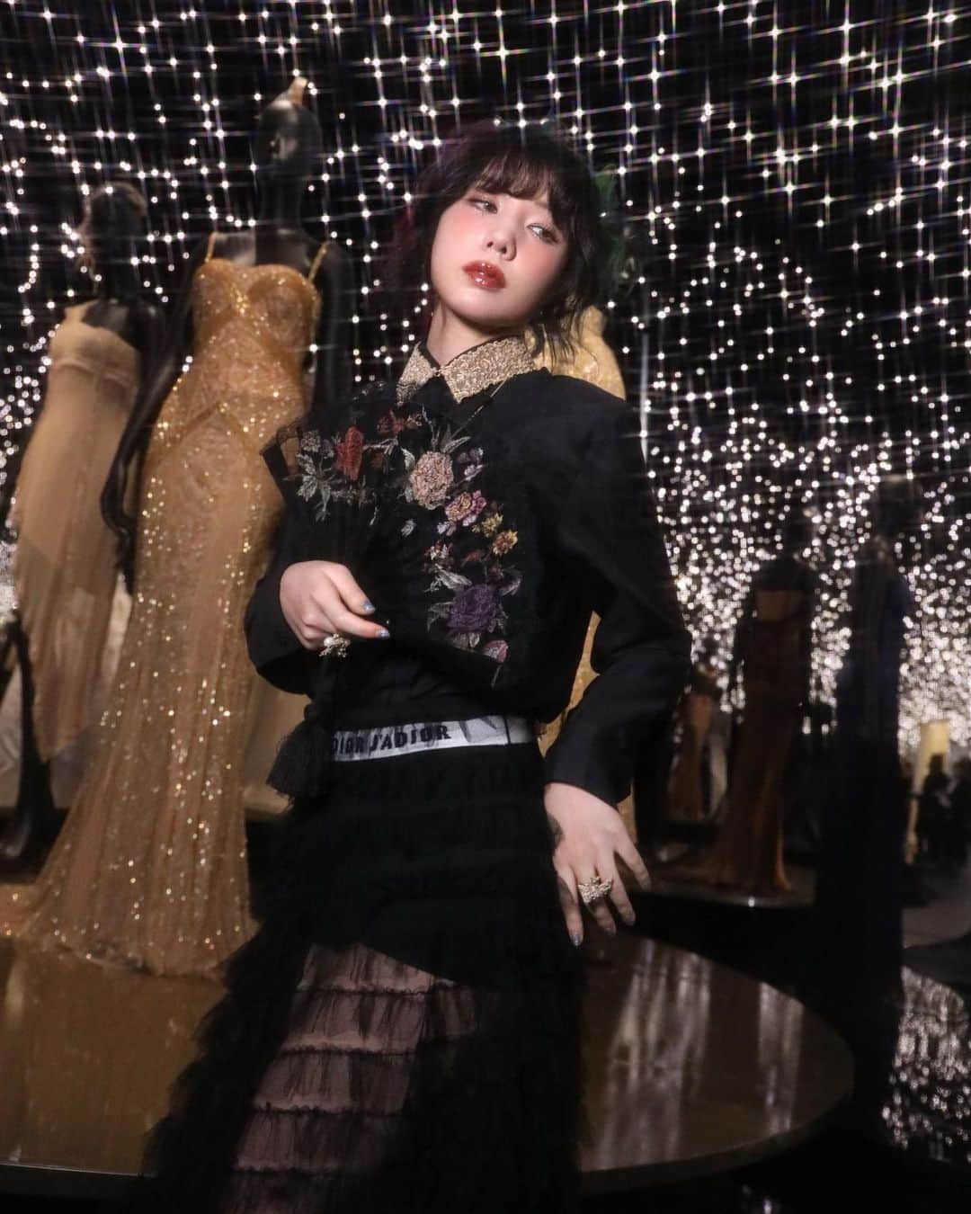 仲里依紗のインスタグラム：「「クリスチャン・ディオール、夢のクチュリエ」展が東京都現代美術館で開幕します♥️✨👗🪄  夢の世界へ旅立つような世界観を体感できるクチュリエ展💞 魔法にかけられたような極上なひとときでした🥰🫶🏻💋🌟 しっかりお土産ショップもあって爆買い中毒の私にはさらに夢の世界でした😻※もちろん買いました🙏🏻  @dior  #dior  #ディオール  #diordesignerofdreams」