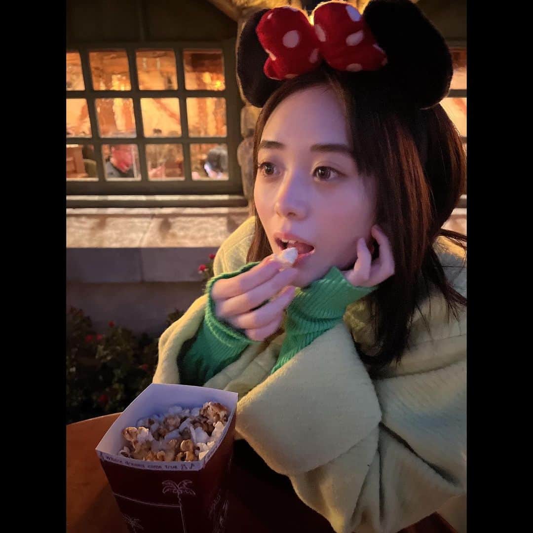 のインスタグラム：「.  親友とディズニーランドに行ってきました🎄🦌  楽しかった〜寒かった〜❄️」