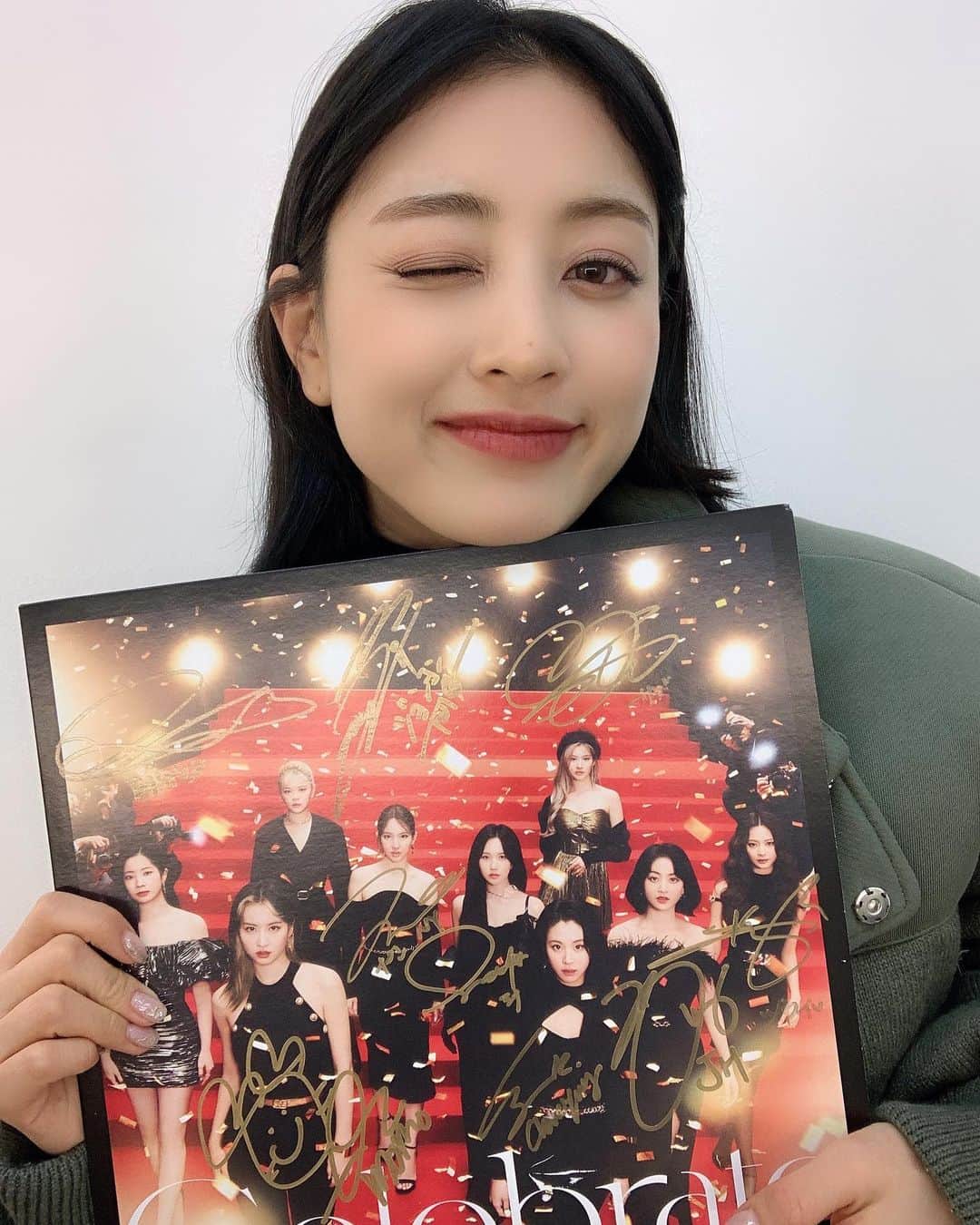 のインスタグラム：「2022.12.28 TWICE JAPAN 4th ALBUM『Celebrate』数量限定生産アナログ盤　発売記念   JIHYO   https://twicejapan.com/news/detail/1110   #TWICE #Celebrate #VINYL #JIHYO #TWICE_JAPANDEBUT5thAnniversary」
