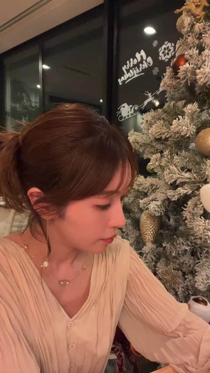 舟山久美子（くみっきー）のインスタグラム：「急遽飲みたくなって始めた インスタライブ♡ みんな参加してくれてありがとう🥹🙏楽しかったよぉ☺️🙏❣️  アカギレにオススメのワセリンはサンホワイトでした😘  お洋服は、 @_estella.k_ です☺️」