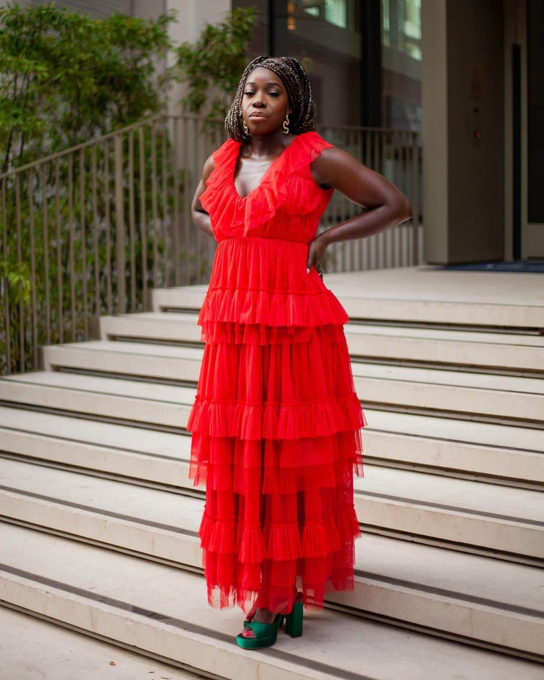 アニカ・オヌオラのインスタグラム：「Yes, I snapped   📸: @giftydzenyophotography  MUA: @milmadeuk  👗: @laceandbeads_london   #london #glam #photography #fashion #laceandbeads #pictures #explore #reel #author #bookstagram」