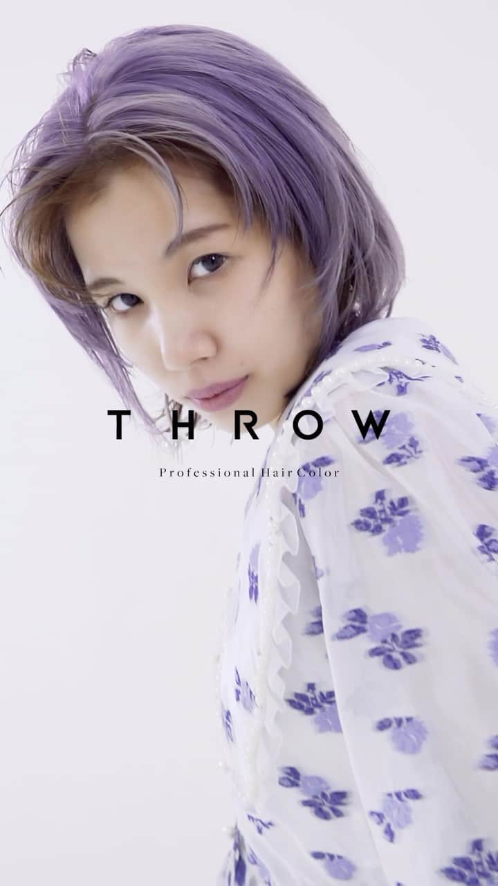 THROW 【スロウ】のインスタグラム：「【🆕新色THROW SHEERレシピ公開👇】 Nikiita @takumi0729  纐纈匠氏による　#スロウカラーレシピ　公開中‼︎ ・ ☑︎薬剤レシピ #アネモネブルー ・ BASE 根元19Lv 毛先18Lv 根元　Anemone Blue : C/00 (1:2) OX3% 毛先　Anemone Blue : C/00 (1:1) OX3% ローライト　Be/06 OX3%  ・ モードの中に女性らしさと遊び心あるデザインで自分らしさを。 ・ #透明感カラー　#シアカラー　#シアーカラー  ・ 複雑で繊細さを要するハイトーンカラーを、補⾊も⾊みもアルカリも、全てを1本で叶えるSHEER COLORシリーズ。 ・ #throwcolor #スロウカラー #throwカラー　 #sheercolor #sheerカラー #onecolor #oneカラー  #ビーブリーチ #外国人風カラー #ビーエックス」