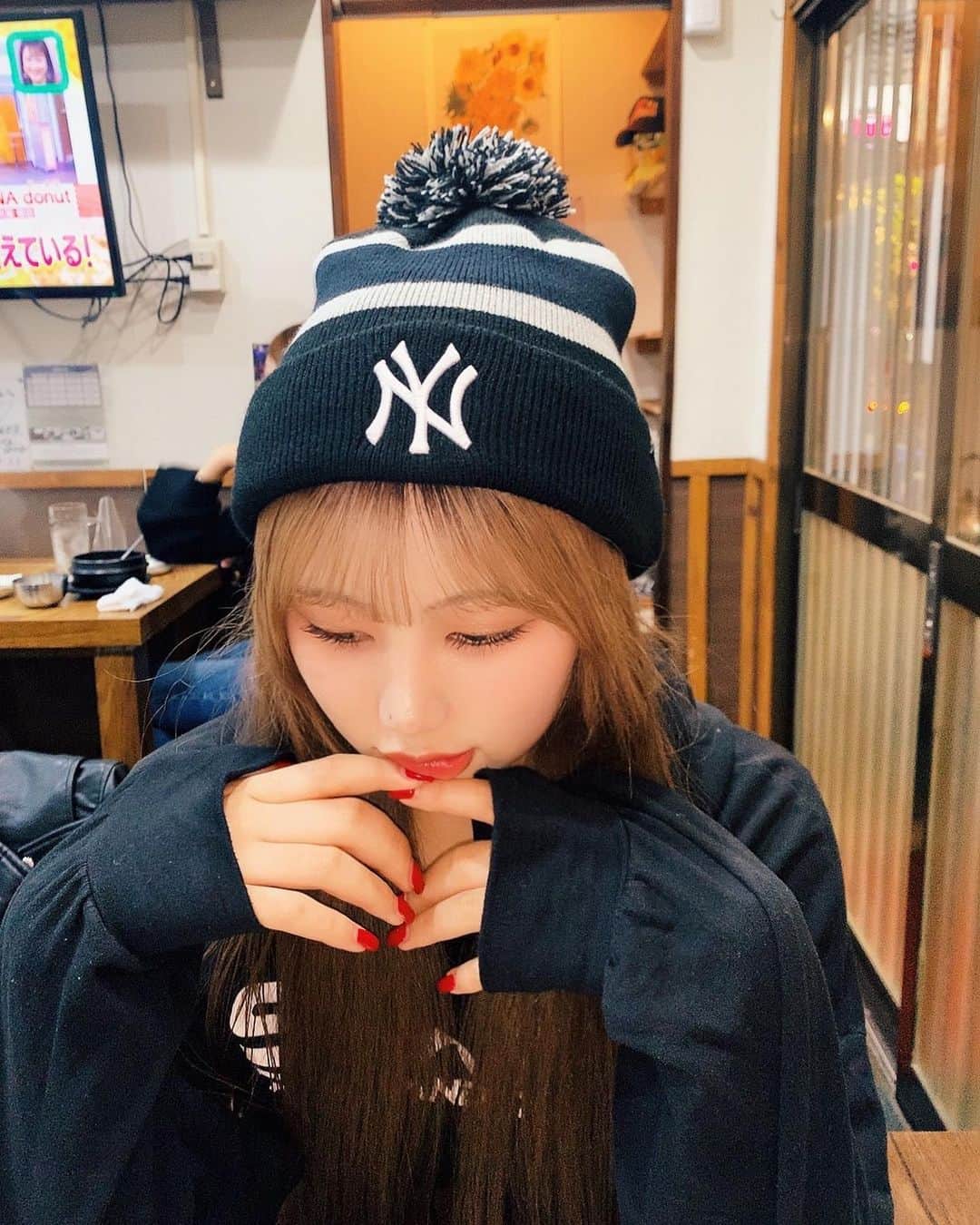 宮丸くるみのインスタグラム：「🖤🖤  ・ ・ ・  #02 #ニット帽 #newera #ロングヘア #レッドネイル #クリスマスネイル」
