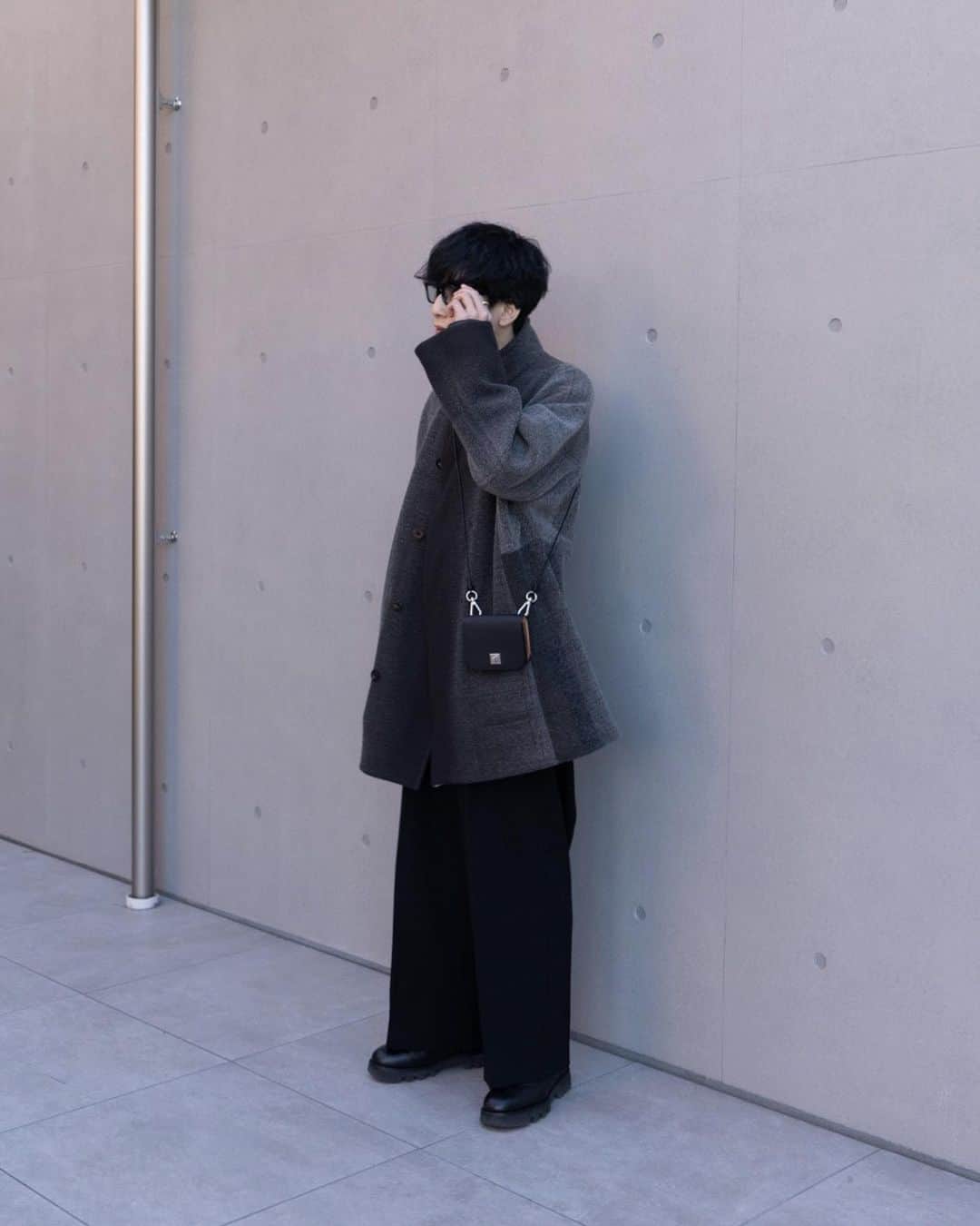 みっきーのインスタグラム：「⁡ ⁡ 数年前はロングコート着ること多かったけど 最近はショートコートくらいの丈感が気分。 リバーシブルだから1着で2着分のお得感🧥 (値段はお得感0だったけどw) ⁡ ⁡ パンツも細いのは履かなくなったし シャツも緩いのばっか着るようになったし 歳をとるってこういう事かと実感w ⁡ ⁡ 変わらないのは好きな物を着るっていう考え方だな👏 ⁡ ⁡ ⁡ 🧥#irenisa 👔#graphpaper 👕#graphpaper 👖#thproducts 👞#spectusshoeco 👓#guepard 👜#itti」