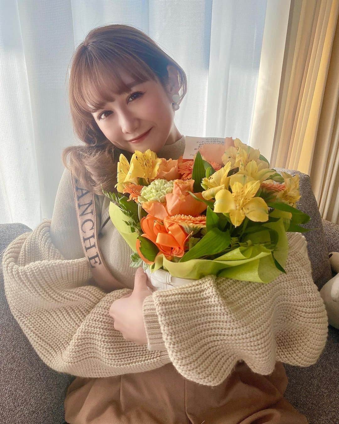 のインスタグラム：「オレンジ🌼黄色がカンナカラーとよく言ってもらえます。嬉しい。  ライブに来てくれていた方でサイリウムを振ってくれていたのですが、カンナちゃんっぽいオレンジを持ってきてて良かったぁ！と言ってくれて、太陽やひまわりが大好きだから、素直に嬉しくてニヤニヤしてましたね🤗✨笑  LIVEが懐かし過ぎて、またやりたい気持ちも少し沸き起こってきましたね🌻へへ！  個人的にはベージュとか、薄パープルとか、ピンクぽいのも好きなんだけど、好きな色とパーソナルカラーは違うんだよね〜☺️お家をコーディネートする時は、好きな色とはまた違う自然ぽい落ち着いた色ばっかり選んじゃうから、茶色が好きなのかもしれない🥹！？  ちなみに、私の誕生日カラーはマリーゴールドイエローです🤗 「●特徴：太陽のように陽気な健康美の麗人●色言葉：生命力・ロマンチスト・情熱」 香港の占いでは、ラッキーカラーは、赤・黄色・ゴールド！華やかでいいですね〜！  柔らかく明るく幸せなパワーを届けたいんだ🤗 皆のラッキーカラーや好きな色はなーに？？？  #花のある暮らし #花束 #お花 #プレゼント #幸せ #綺麗 #オレンジカラー #可愛い #綺麗なお姉さん #원스 #데일리패션 #japanease  #パーソナルカラー #Japaneseculture #likeforlike #love #カメラ女子 #モデル #モデル募集 #大人可愛い #大人女子 #大人カジュアル #アーティスト #ラッキーカラー #instagood #タビジョ #japan #笑顔が一番 #エンターテイナー #笑顔が人を幸せにする」