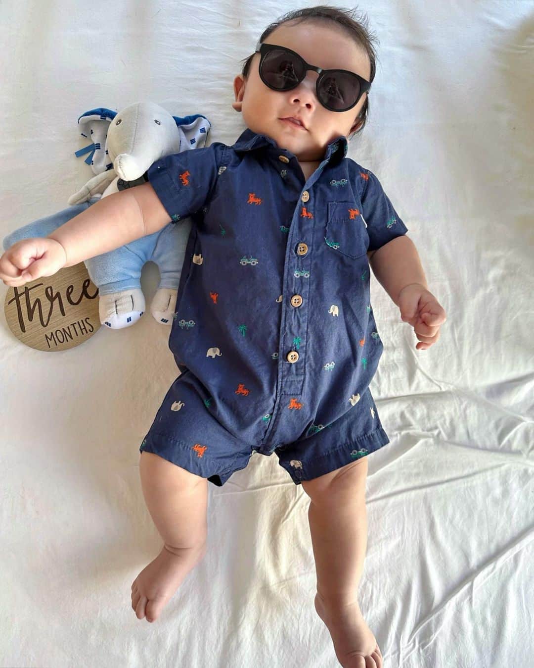 里海のインスタグラム：「あっという間に3ヶ月です😭❤️ すぐに、１歳、２歳って なっていくと想像するだけで 泣けてきます🥹  子育てについてのコメントやDM 本当にありがとうございます🥹  サングラスに写る必死な私は 拡大しないでくださいねw それと頑張って着たお洋服 6ヶ月用なんですが… ９キロ男子から 脱がせなくて💦  おめでとうビッグボーイ❤️3ヶ月❤️ １日１日を目に焼き付けておきたいです❤️」