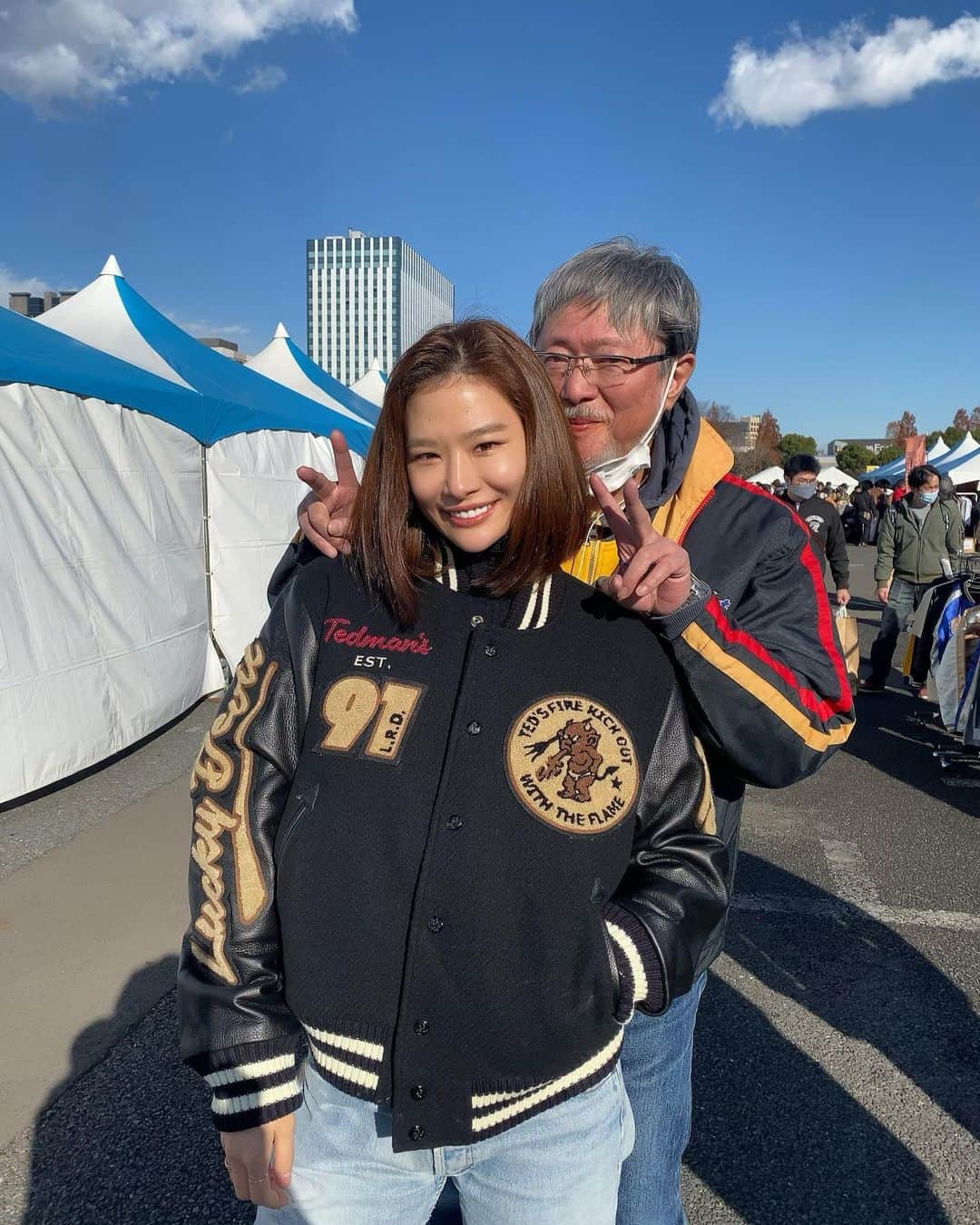 小山桃のインスタグラム：「先週の日曜日にエフ商会さんがブースを出している稲妻フェスティバルに行ってきました🤭✨  今までなかなかイベントのスケジュールと合わず😢 行けなかったので、遊びに行けて楽しかったあ〜🎶  久しぶりに皆さんにも会えて、まさかのいまちゃかさんにも会えて、 最高に嬉しすぎてぴょんぴょん跳ねてました🥰🥰🥰  皆さんの優しさと居心地よすぎて本当楽しい時間で、なんか胸いっぱいでした🎶  私はテッドマンのスタジャンと、パーカーをGETしました❤️  アメカジファッションクールすぎますね😎👍👍 いっぱい着ます❤️ ありがとうございました🥰🥰🥰  笑顔がすきでーす😆💙💛💙  #エフ商会 #tedman #テッドマン #アメカジ  #稲妻フェスティバル」