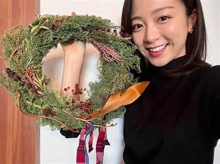 フジテレビアナウンサーのインスタグラム：「佐久間みなみです！  もうすぐクリスマス🎄  ということで、 初めて『クリスマスリース』を手作りしてみました👀  しかも全てロスフラワーから😳  ロスフラワーとは、 まだ綺麗な状態にもかかわらず 様々な理由で廃棄されてしまう花のことです💐  お花の香りを楽しみながら作ることが出来ました👏🏻  #フジテレビアナウンサー #佐久間みなみ #クリスマスリース #ロスフラワー #楽しくアクションSDGs #体感サステナWAVE」