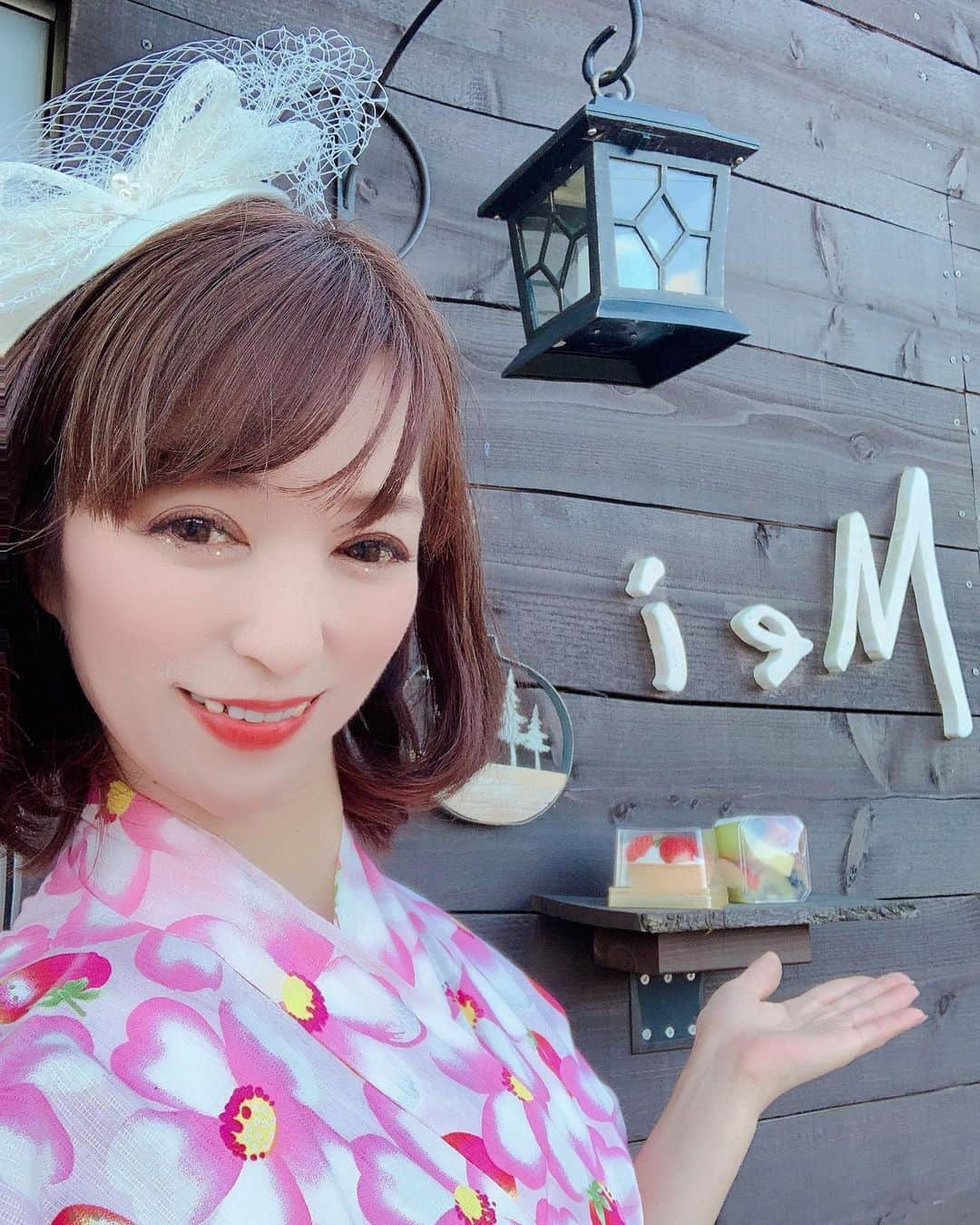 彩月さんのインスタグラム写真 - (彩月Instagram)「16日アンバサダーを努めさせて頂いてる念願の浜北メイフルーツ様へ💕 漸く、お邪魔させて頂きました (〃*´ᗜ`*)੭〃  頂いた特典のお陰様で、沢山のsweetsを購入出来る事が出来て、家族や仲間へ振る舞う事が出来て、めちゃくちゃ喜んで貰えました😊❤️  お心遣い♡ありがとうございます🫶✨  クリスマスタルト2種、ミニフルーツタルト、イチゴタルト、ティラミスタルト、和紅茶マフィン、 フルーツMIXゼリー、マスカットゼリー&ホットドリンクのストロベリー🍓になります💖  タルトのカスタードとフルーツも皮付きでフレッシュなので、とにかく美味しくて、幸せな気持ちになれる魔法のsweetsばかりです(*˘︶˘*).｡.:*♡( *´꒳`* )  夏のsweetsに間に合えずだったので、次は狙ってたかき氷🍧フルーツドリンク✨を来年は帰れたら、堪能出来たらなと思ってます💓💞  フレッシュを味わって欲しい気持ちから、保存材一切入っていないので、全て現地販売のみとなっております。  Xmasタルト🎅💕予約受付中です👋✨ 未だお済みでない、浜北近郊の方は、是非是非〜先ず1度ご予約されて下さい(〃▽〃)💓💓  食べなきゃ損です(๑•̀ㅁ•́ฅ✨  是非皆さん♡行ってね⭐𓂃𓈒𓏸︎︎︎︎  地元へ拡散させて頂きます👋✨   #地元産  #mei.fruitu  #地元アンバサダー💖  #移動販売  #sweets大好き❤️  #singer  #各種モデル」12月20日 14時43分 - princessayatuki1109