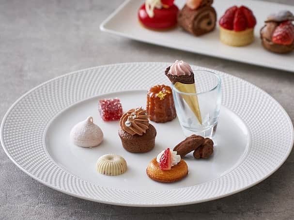 Table 9 TOKYO さんのインスタグラム写真 - (Table 9 TOKYO Instagram)「🍓いちご×チョコレート🍫  DINING & BAR TABLE 9 TOKYO( @table9tokyo )ではいちごのアフタヌーンティースイーツコース「Fraise rouge et Chocolat」を2023年2月1日（水）から4月28日（金）まで販売いたします✨  “大人かわいい”をテーマに甘酸っぱいいちごと、いちごにぴったりと合うほろ苦い味わいのチョコレートのマリアージュをお楽しみいただけます。  詳しくはプロフィール欄のリンクより公式WEBサイトをご覧ください。 @shinagawaprincehotel   #東京アフタヌーンティー　#アフタヌーンティー　#アフタヌーンティー巡り　#アフタヌーン好き　#アフタヌーン部　#ご褒美スイーツ　#いちご #チョコレート　#パフェ活　#パフェスタグラム　#品川プリンスホテル　#品川　#東京スイーツ　#品川スイーツ　#東京スイーツ巡り　#ホテルスイーツ　#スイーツコース　#ヌン活　#東京デート　#品川デート　#東京観光」12月20日 15時17分 - table9tokyo