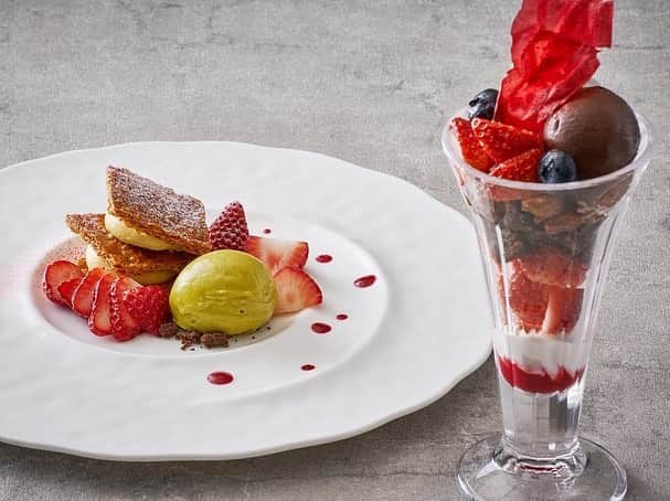 Table 9 TOKYO さんのインスタグラム写真 - (Table 9 TOKYO Instagram)「🍓いちご×チョコレート🍫  DINING & BAR TABLE 9 TOKYO( @table9tokyo )ではいちごのアフタヌーンティースイーツコース「Fraise rouge et Chocolat」を2023年2月1日（水）から4月28日（金）まで販売いたします✨  “大人かわいい”をテーマに甘酸っぱいいちごと、いちごにぴったりと合うほろ苦い味わいのチョコレートのマリアージュをお楽しみいただけます。  詳しくはプロフィール欄のリンクより公式WEBサイトをご覧ください。 @shinagawaprincehotel   #東京アフタヌーンティー　#アフタヌーンティー　#アフタヌーンティー巡り　#アフタヌーン好き　#アフタヌーン部　#ご褒美スイーツ　#いちご #チョコレート　#パフェ活　#パフェスタグラム　#品川プリンスホテル　#品川　#東京スイーツ　#品川スイーツ　#東京スイーツ巡り　#ホテルスイーツ　#スイーツコース　#ヌン活　#東京デート　#品川デート　#東京観光」12月20日 15時17分 - table9tokyo