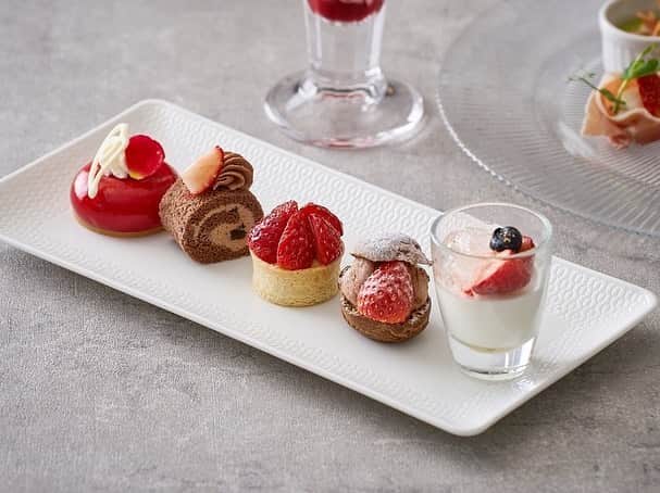 Table 9 TOKYO さんのインスタグラム写真 - (Table 9 TOKYO Instagram)「🍓いちご×チョコレート🍫  DINING & BAR TABLE 9 TOKYO( @table9tokyo )ではいちごのアフタヌーンティースイーツコース「Fraise rouge et Chocolat」を2023年2月1日（水）から4月28日（金）まで販売いたします✨  “大人かわいい”をテーマに甘酸っぱいいちごと、いちごにぴったりと合うほろ苦い味わいのチョコレートのマリアージュをお楽しみいただけます。  詳しくはプロフィール欄のリンクより公式WEBサイトをご覧ください。 @shinagawaprincehotel   #東京アフタヌーンティー　#アフタヌーンティー　#アフタヌーンティー巡り　#アフタヌーン好き　#アフタヌーン部　#ご褒美スイーツ　#いちご #チョコレート　#パフェ活　#パフェスタグラム　#品川プリンスホテル　#品川　#東京スイーツ　#品川スイーツ　#東京スイーツ巡り　#ホテルスイーツ　#スイーツコース　#ヌン活　#東京デート　#品川デート　#東京観光」12月20日 15時17分 - table9tokyo