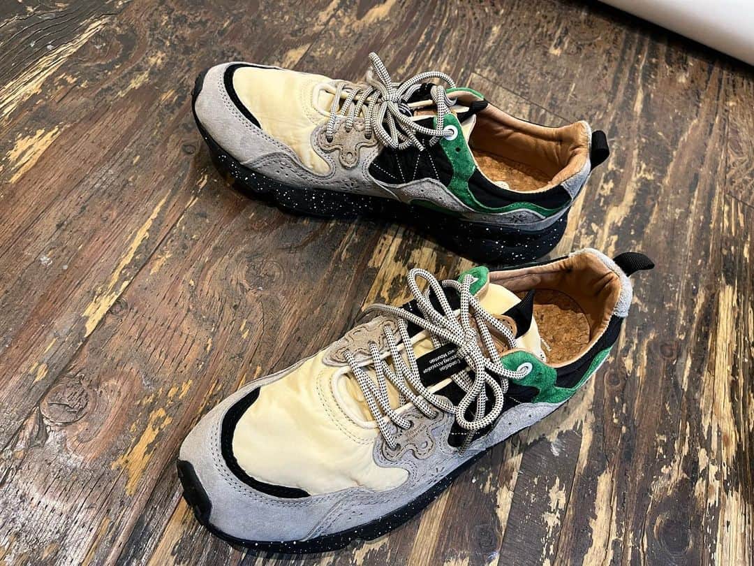 のインスタグラム：「知り合いの方がやってるハンドメイドの靴をいただいた！  #フラワーマウンテン  いいね！ かっこいいし履き心地がよい！ 高校の時に憧れたティンバーランドをはじめてはけた時くらいの満足感。」