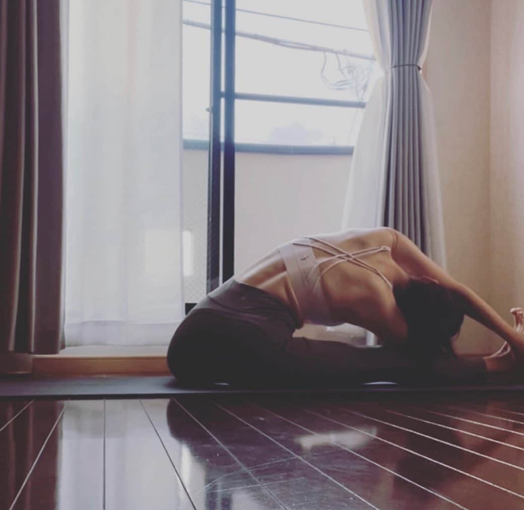 新井利佳さんのインスタグラム写真 - (新井利佳Instagram)「Side stretch🧘  #yogapractice #yogapose  #yogini #flexibility #relaxtime #自然美 #yogalife #yogaclass #プライベートヨガ #ヨガクラス #初心者歓迎 #プライベートクラス #オンラインヨガレッスン #リラックスヨガ #はじめてのヨガ #ヨガのある暮らし #ヨガのある生活 #瑜伽 #運動一下 #新井利佳  お腹周り、縦と横に伸びてる？？ カチカチに固まってない？」12月20日 21時58分 - rika.arai