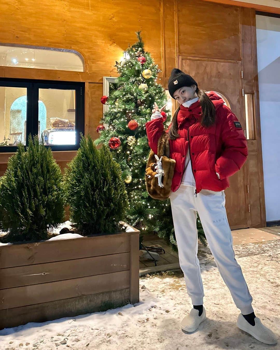 郭珉整のインスタグラム：「. 내가 크리스마스주에 입으려고 아껴뒀던 빨강패딩🎅🏻❣️ . 롱패딩도 좋지만  요즘엔 숏패딩이지😎😛  이번주까지는 크리스마스에 진심인 나🤪 . #광고 #타트라스 #파레  @tatras_official  @tatras_korea_official」