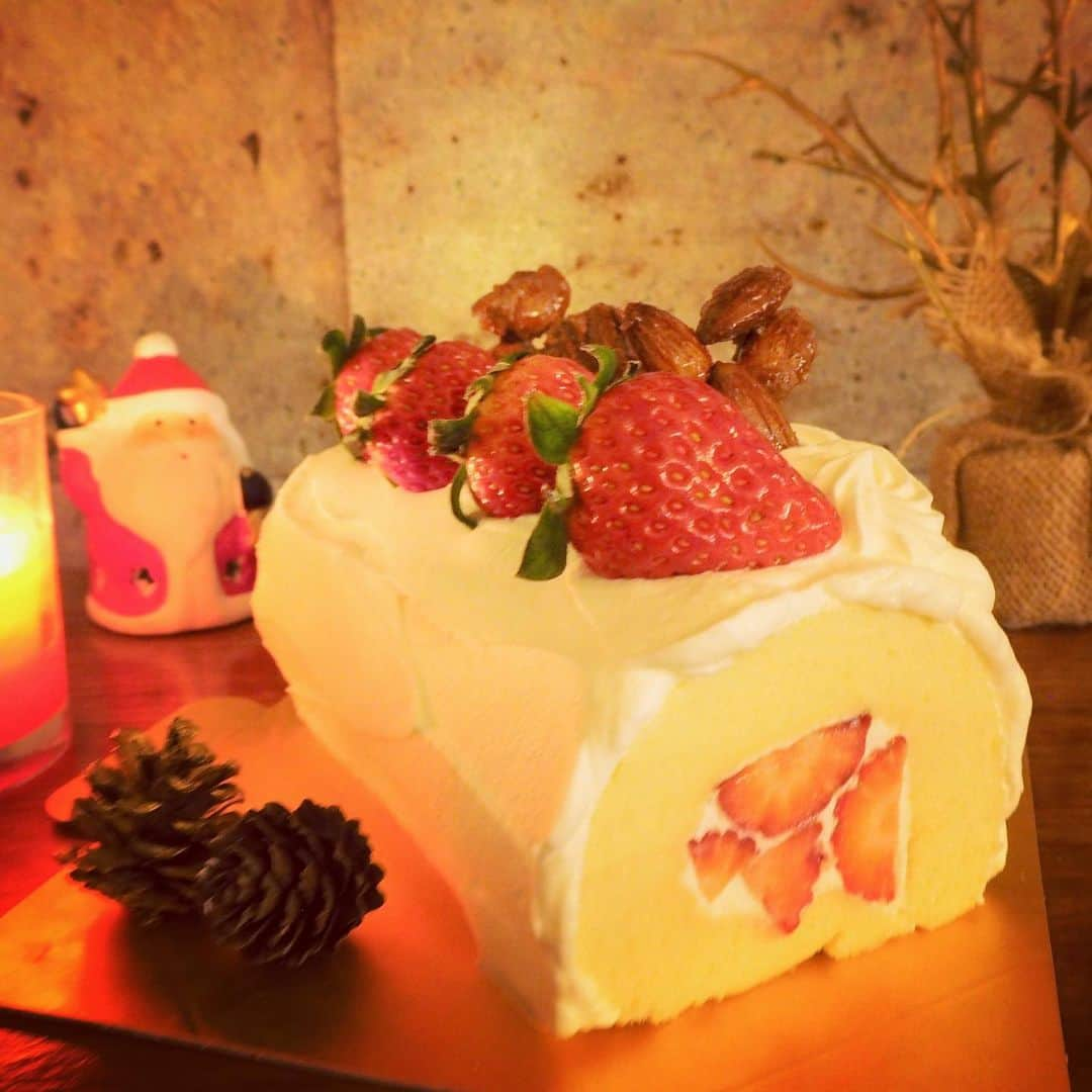 ザッキー☆のインスタグラム：「クリスマスケーキ第一弾🍰  職場でプチっとクリパ？ というか、試食会😆  いつか、ケーキ作ってくるねーーーといいながら早くも1年半💦 ちょっとした節目でもあり、クリスマスも近いし、ね🎄  おうちカフェも数年閉店してるけど、みんなで食べるのがやっぱりおいしいんだな〜✨  我が家を掃除するまでのやる気を起こすのは遠〜い気がするので、 食べ班のみなさん、会場提供願います🤣🙏  よーく見ると ケーキに乗ってるアーモンドのキャラメリゼ。今回は三温糖で❣️ 火入の時間を変えて2回作ったけど、しっかり香ばしい方が好みの味になりました。 焦げとの戦い💦で塩梅がむずかしい😭😭 甘いケーキとの相性はバッチリ👌  骨つきのななチキを添えて雰囲気出してみたけど、ケンタッキーを食べたくなっただけだったーーー ケンタも遠いーーー😂 でも、ケチだからUberしない。 ケチだけどUberするとチップあげちゃう小心。 結局ケチだから5%しかつけない。笑  #おうちクリスマスディナー  #おうちクリスマス  #おうちごはん  #おうちカフェ  #christmas  #クリスマスレシピ #クリスマス簡単レシピ #クリスマスパーティー  #クリスマス簡単メニュー  #クリスマス料理  #christmasrecipes  #クリスマスケーキ  #ザッキーのkitchen  #おうちごはん #kyarabenist #foodart#food#foodie#cute#cutefood#foodporn#foodstagram」